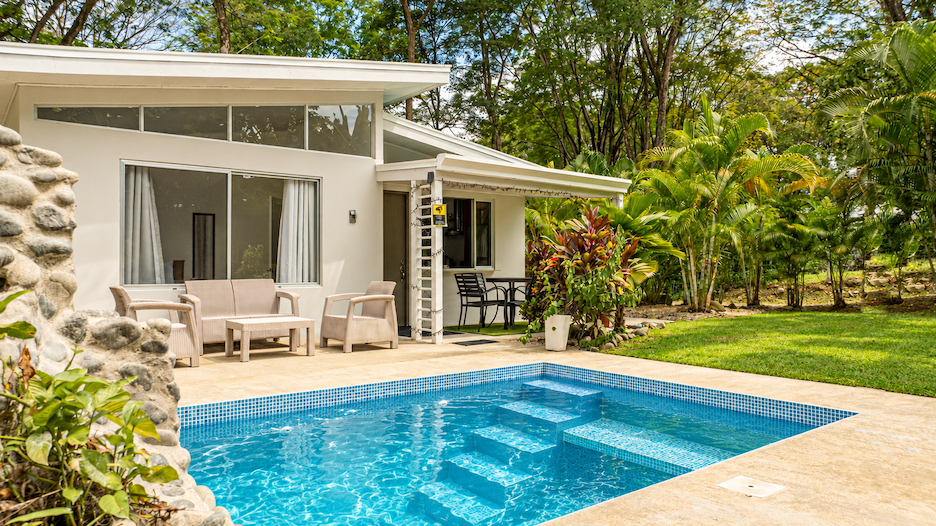 HOUSE WITH PRIVATE POOL AND TROPICAL GARDENS NEAR THE BEACH, IN BAHÍA BALLENA, UVITA