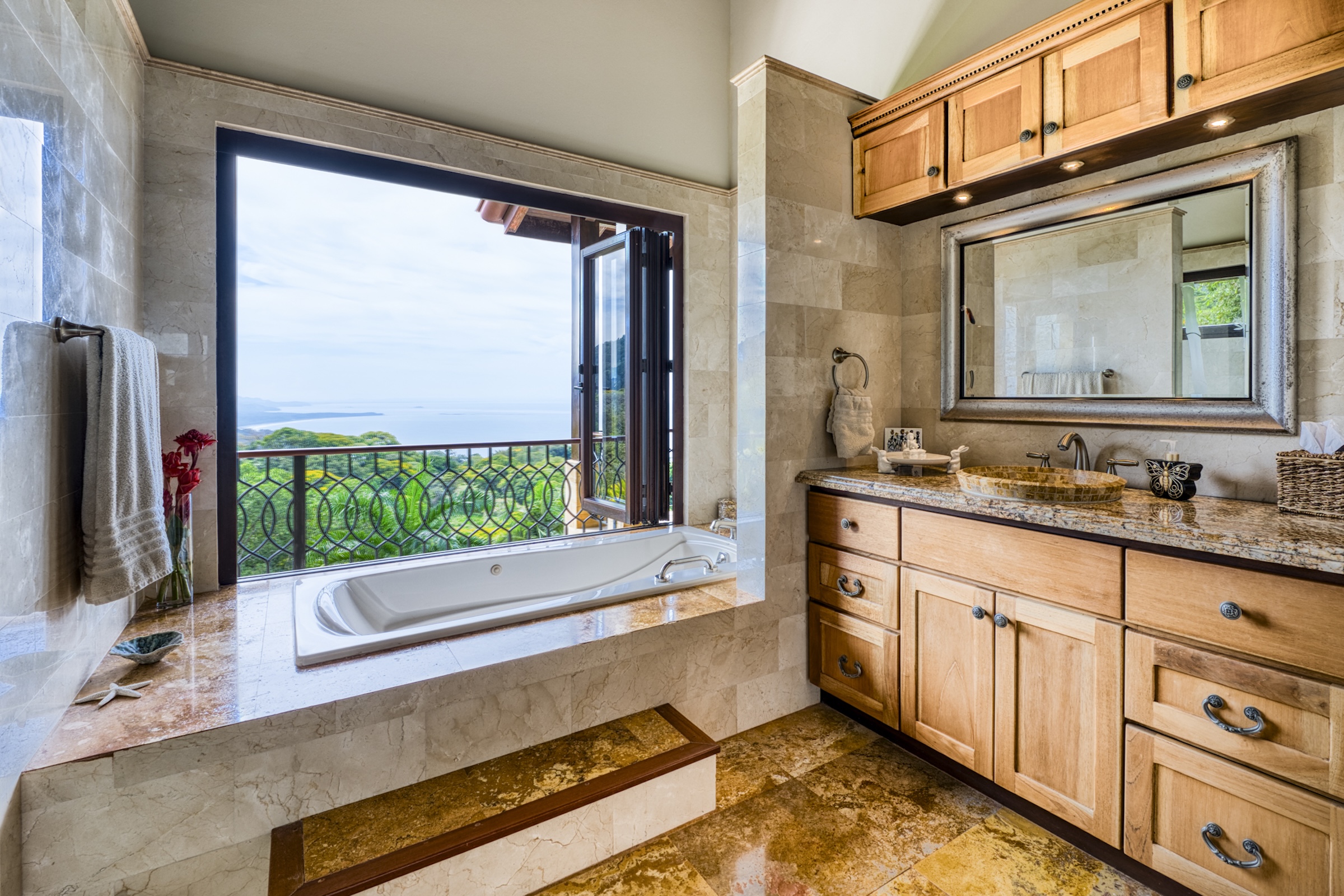 CASA LADERA: EXCLUSIVE ESTATE WITH PANORAMIC PACIFIC VIEWS, IN ESCALERAS – 6.21 ACRES