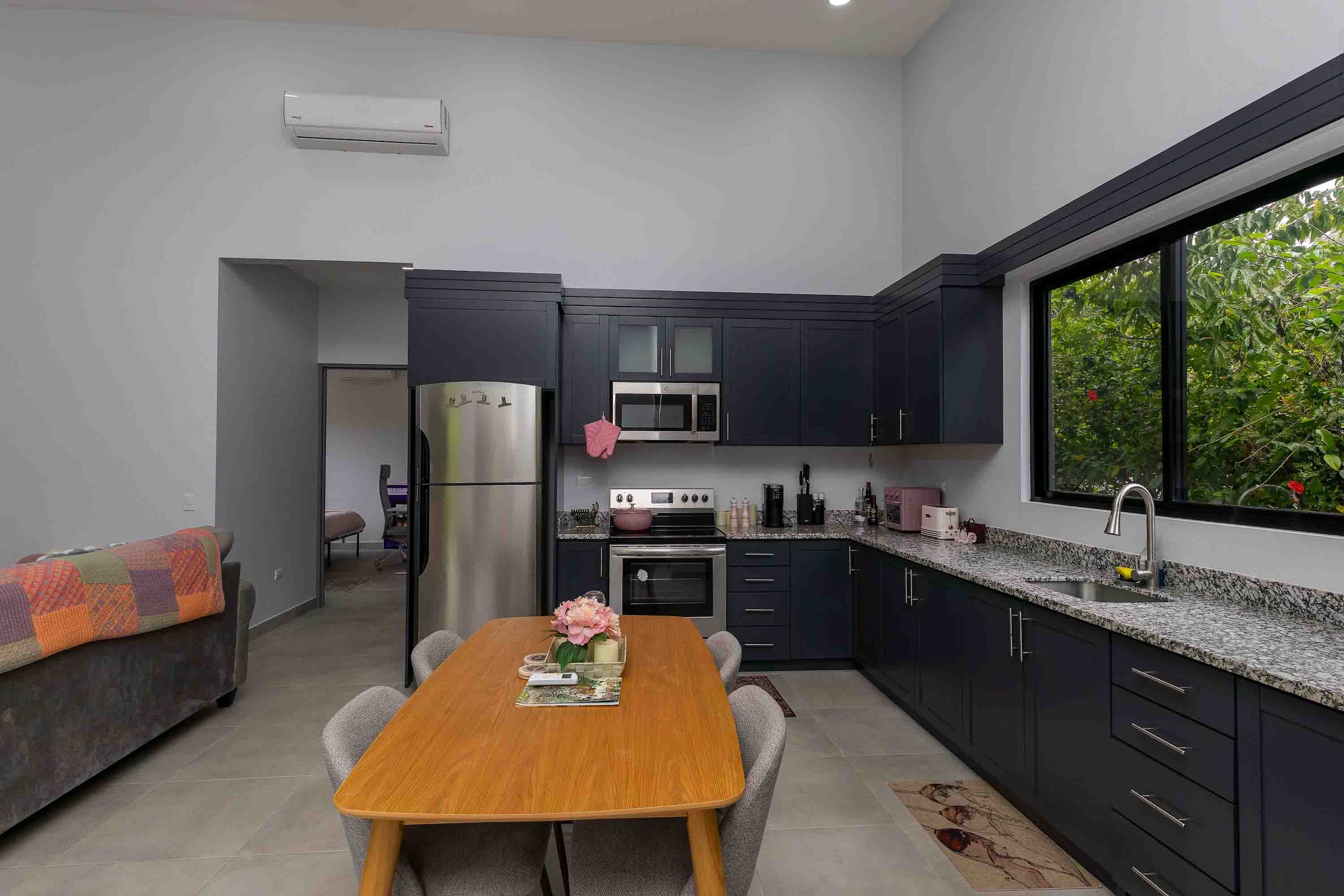 FULLY FURNISHED 2-BEDROOM HOUSE, IN QUEPOS, NEAR MANUEL ANTONIO
