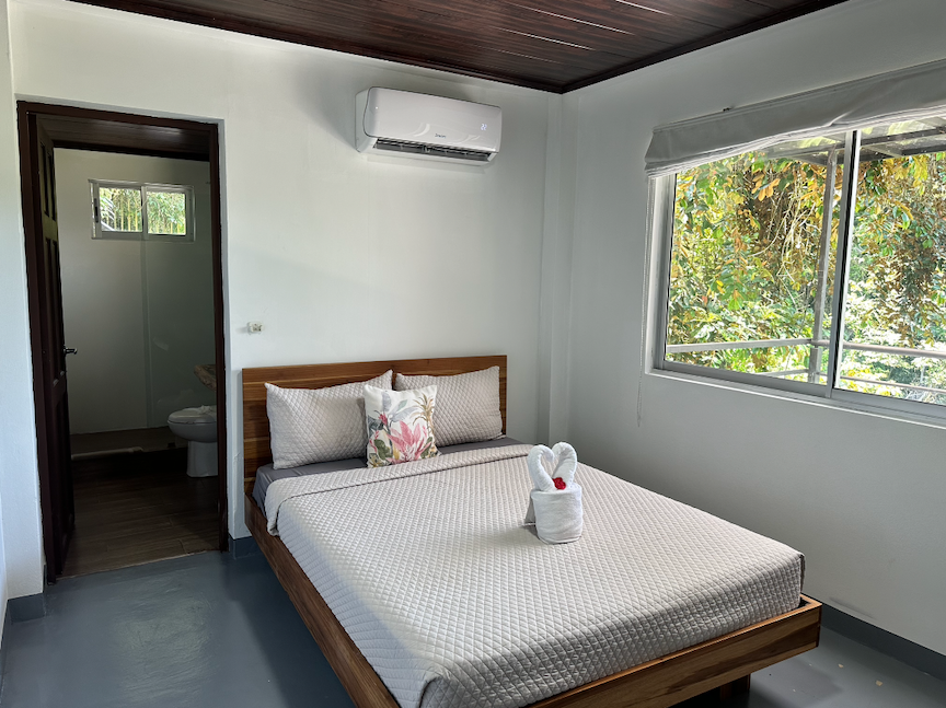 VILLA CAIMITO: EXCLUSIVE 9-BEDROOM PROPERTY WITH PACIFIC VIEWS, IN MANUEL ANTONIO