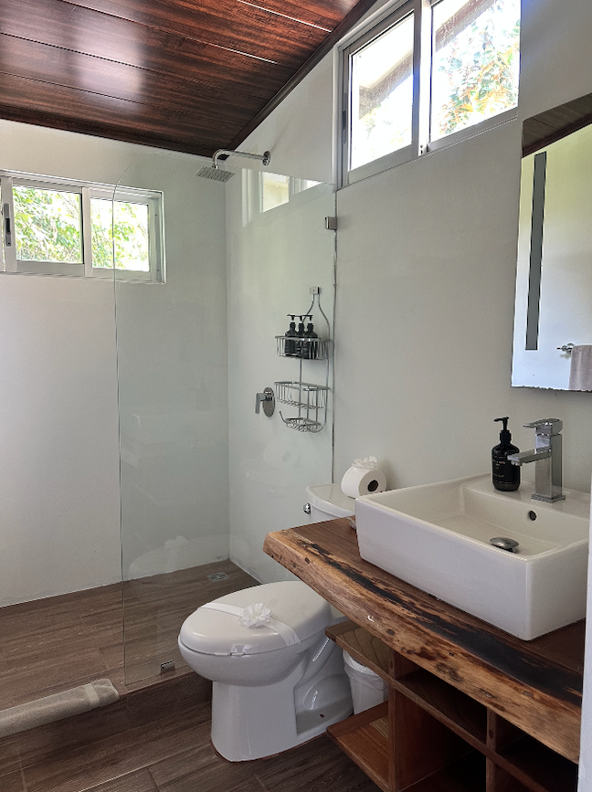 VILLA CAIMITO: EXCLUSIVE 9-BEDROOM PROPERTY WITH PACIFIC VIEWS, IN MANUEL ANTONIO
