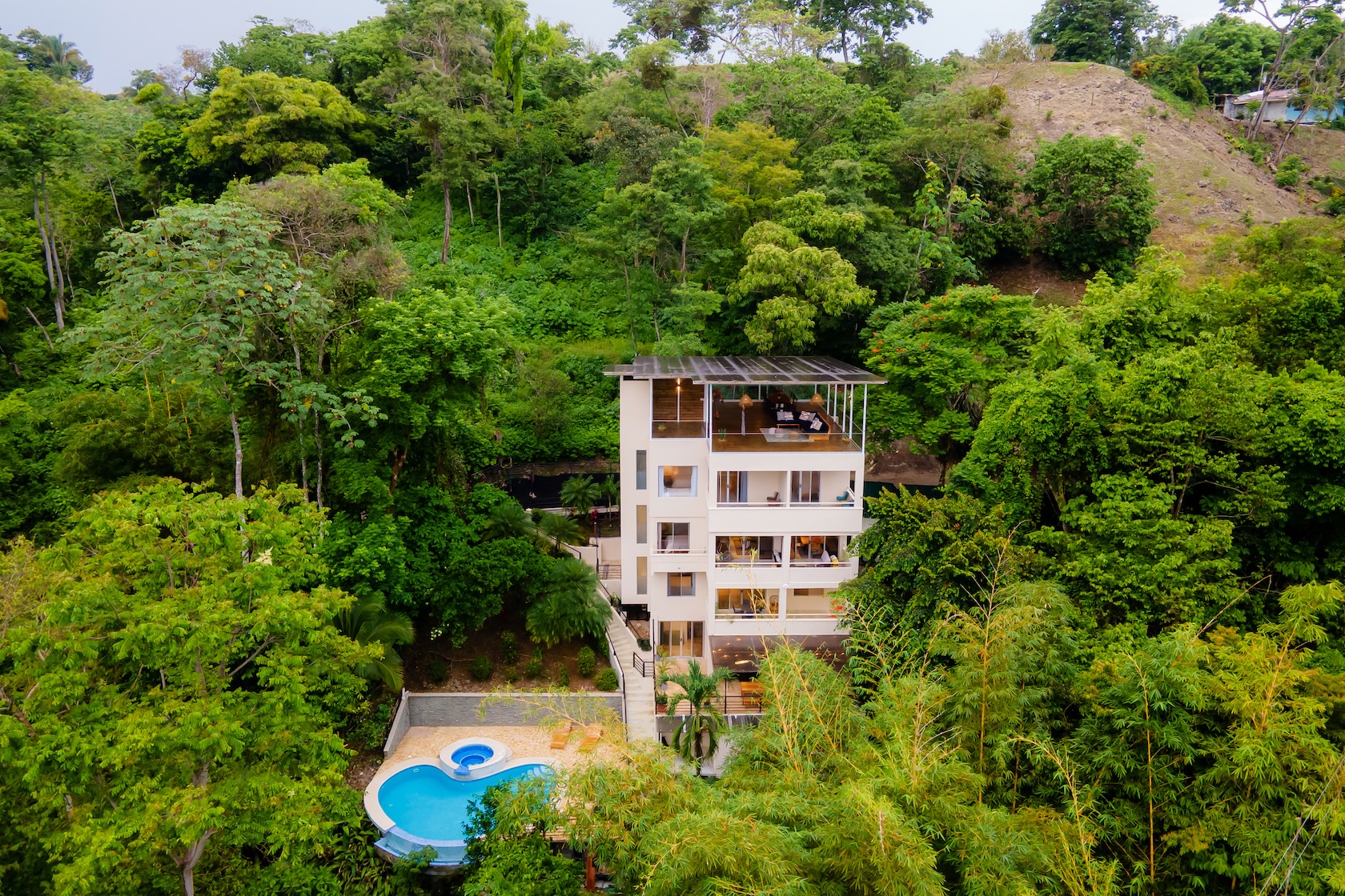 VILLA CAIMITO: EXCLUSIVE 9-BEDROOM PROPERTY WITH PACIFIC VIEWS, IN MANUEL ANTONIO