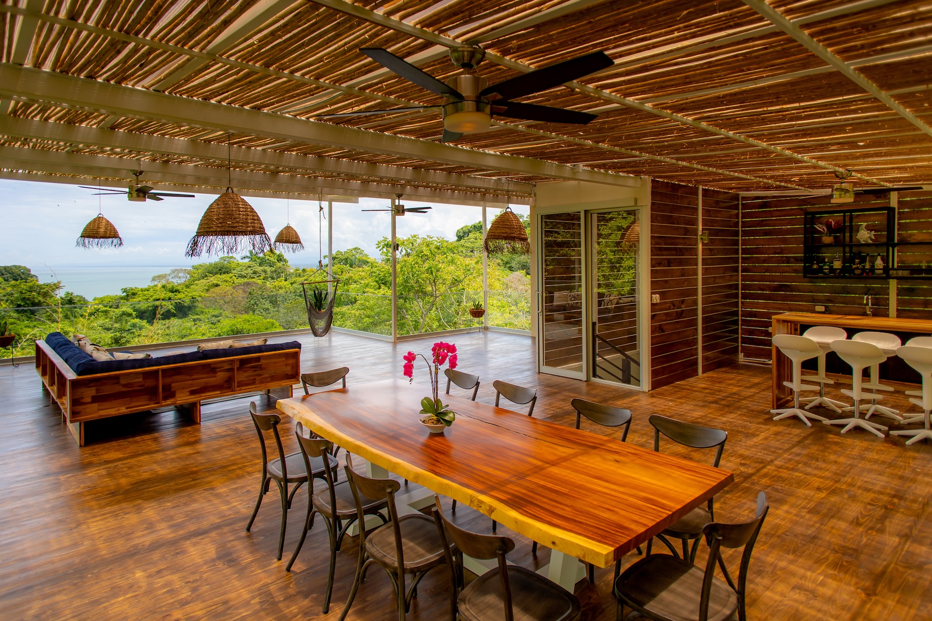 VILLA CAIMITO: EXCLUSIVE 9-BEDROOM PROPERTY WITH PACIFIC VIEWS, IN MANUEL ANTONIO