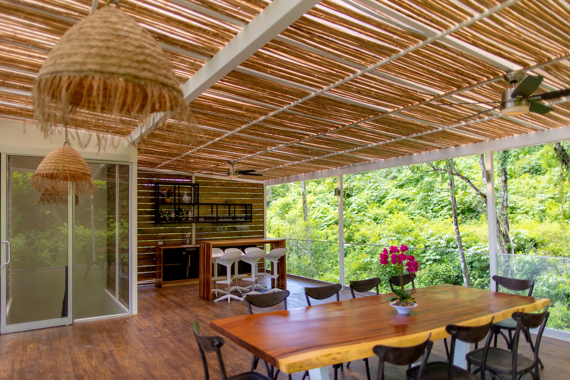 VILLA CAIMITO: EXCLUSIVE 9-BEDROOM PROPERTY WITH PACIFIC VIEWS, IN MANUEL ANTONIO
