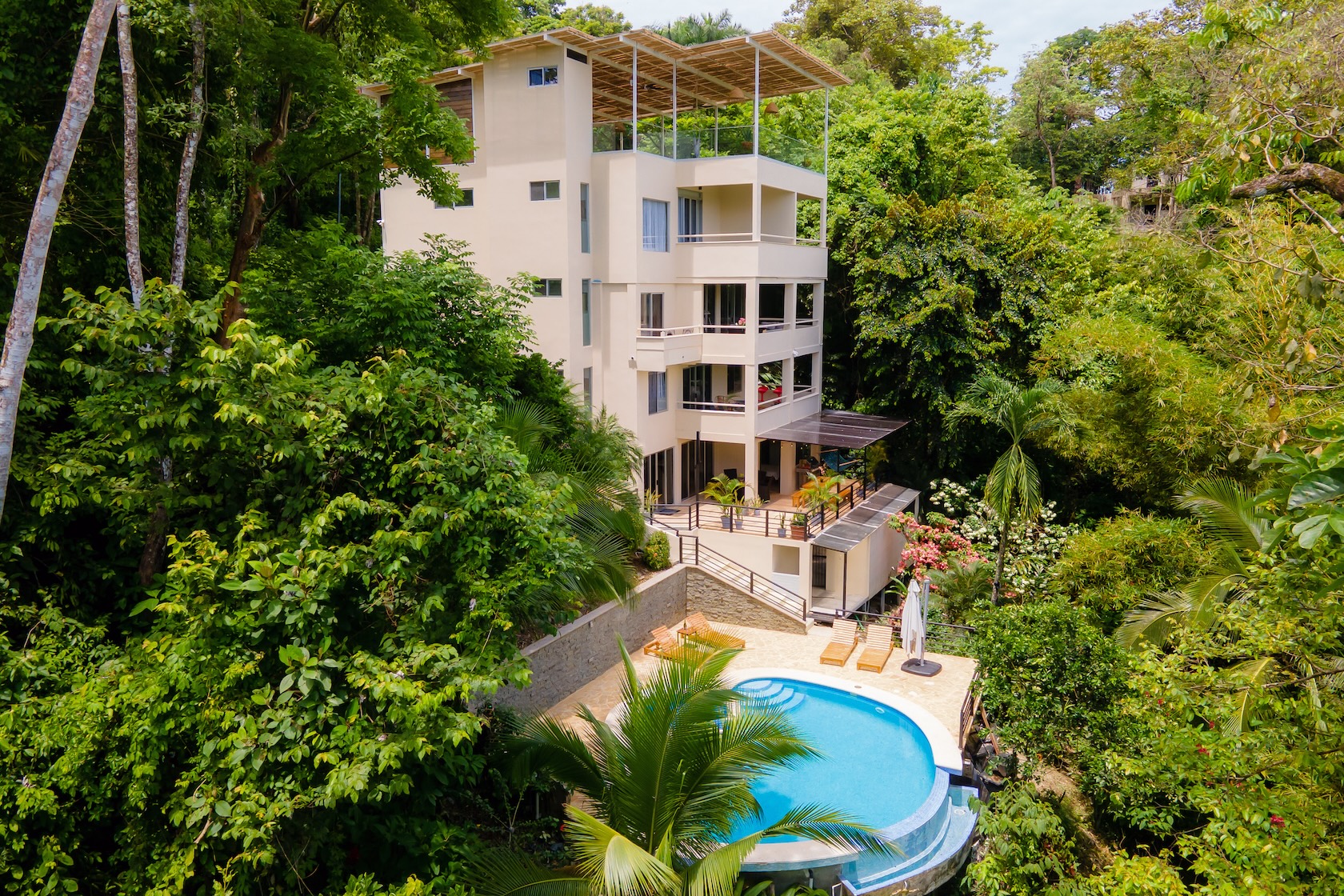 VILLA CAIMITO: EXCLUSIVE 9-BEDROOM PROPERTY WITH PACIFIC VIEWS, IN MANUEL ANTONIO