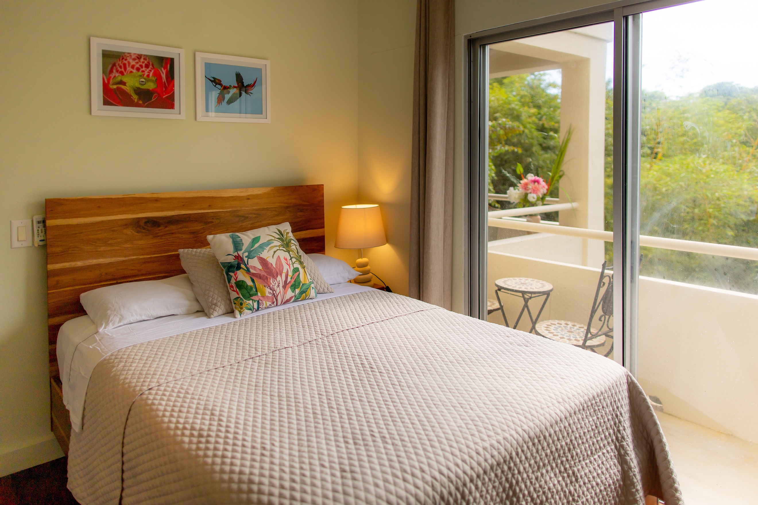 VILLA CAIMITO: EXCLUSIVE 9-BEDROOM PROPERTY WITH PACIFIC VIEWS, IN MANUEL ANTONIO
