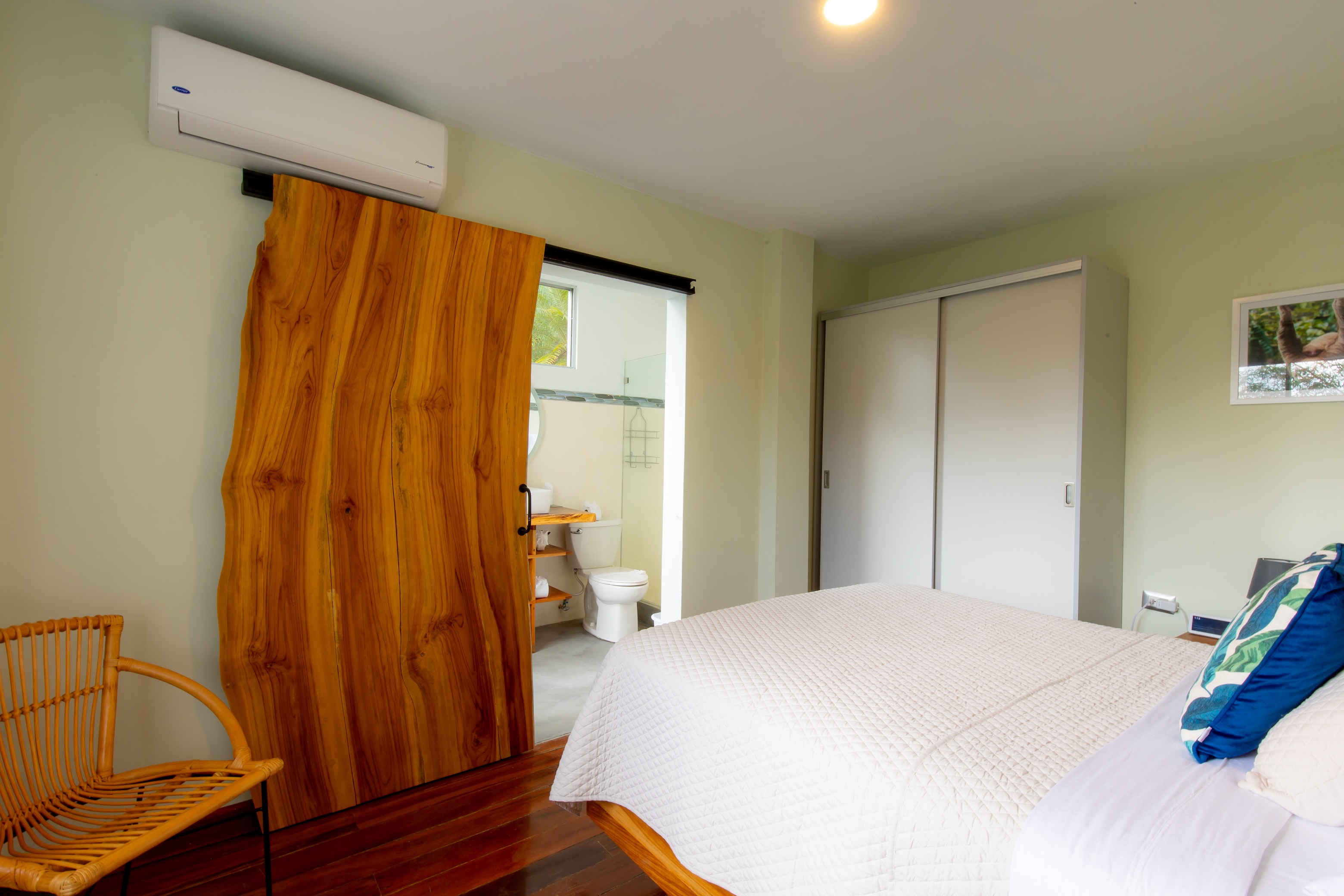 VILLA CAIMITO: EXCLUSIVE 9-BEDROOM PROPERTY WITH PACIFIC VIEWS, IN MANUEL ANTONIO