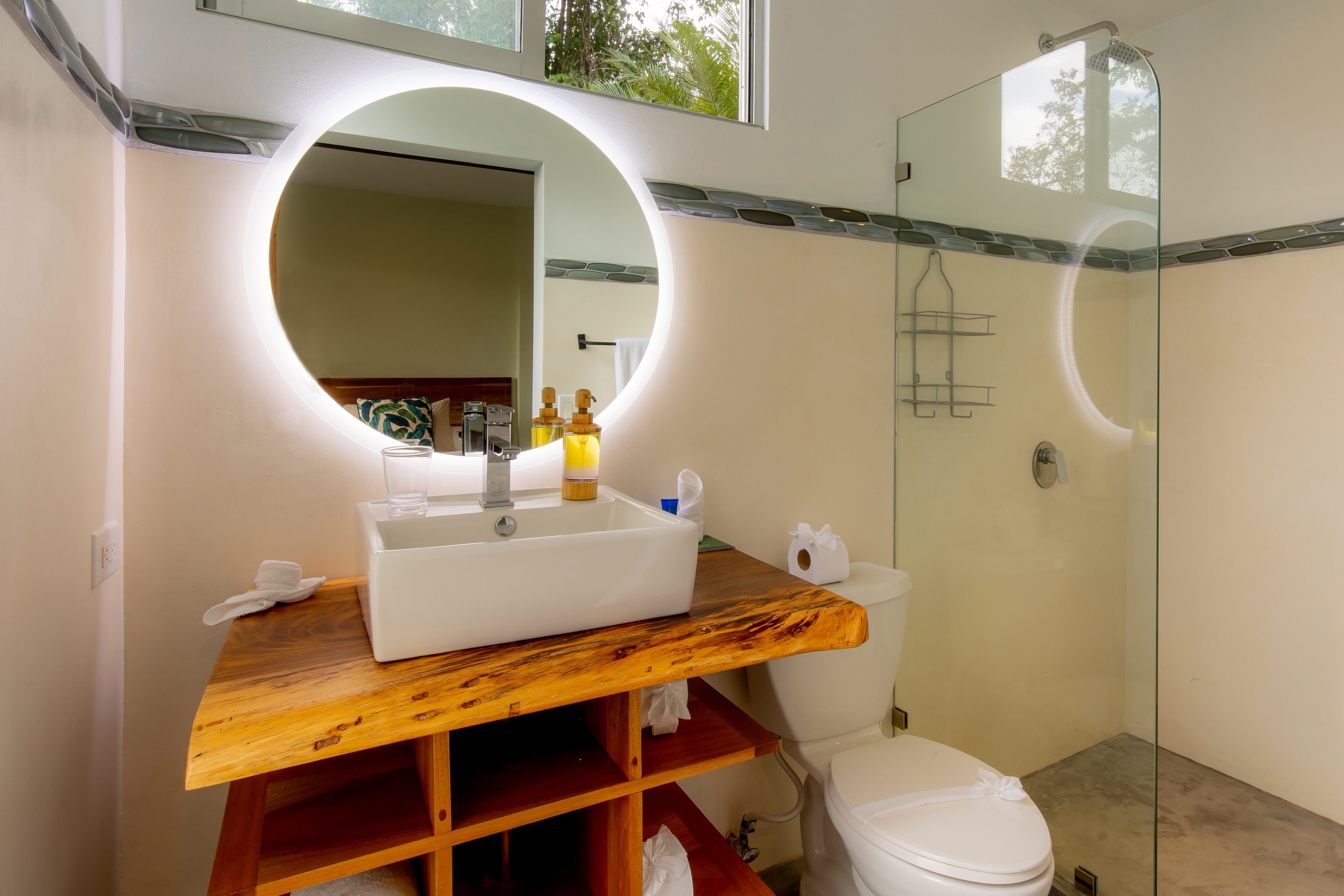 VILLA CAIMITO: EXCLUSIVE 9-BEDROOM PROPERTY WITH PACIFIC VIEWS, IN MANUEL ANTONIO