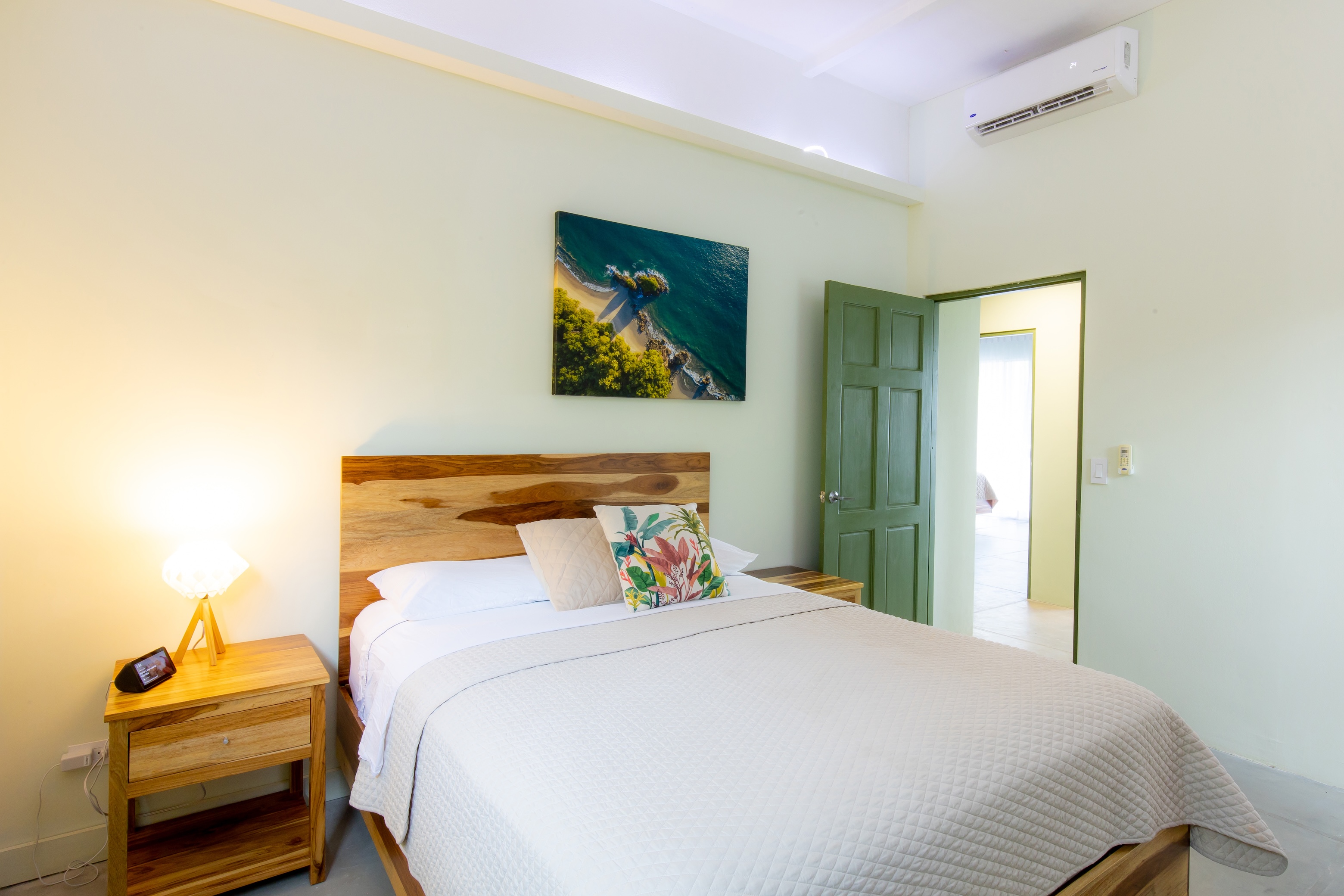 VILLA CAIMITO: EXCLUSIVE 9-BEDROOM PROPERTY WITH PACIFIC VIEWS, IN MANUEL ANTONIO