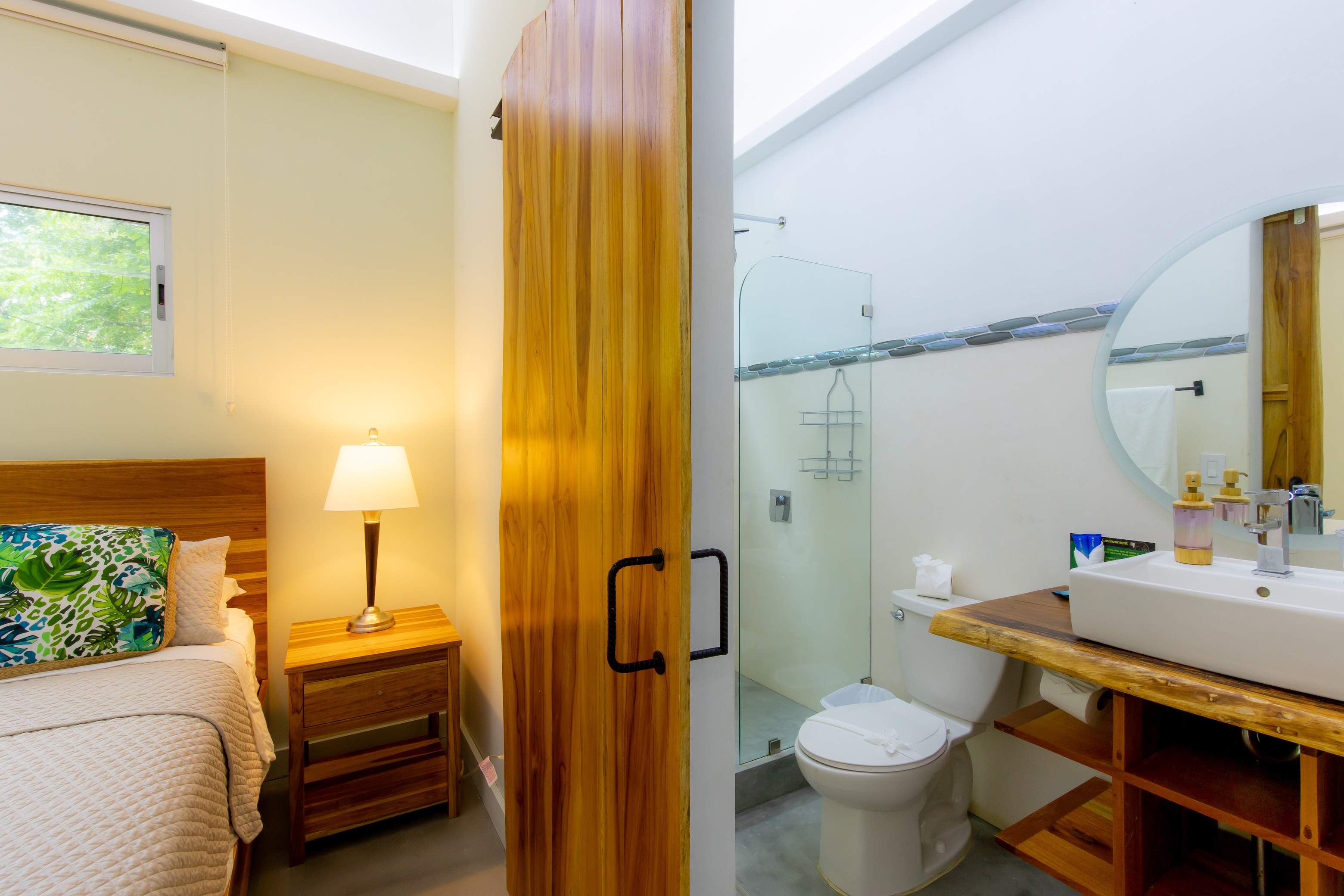 VILLA CAIMITO: EXCLUSIVE 9-BEDROOM PROPERTY WITH PACIFIC VIEWS, IN MANUEL ANTONIO