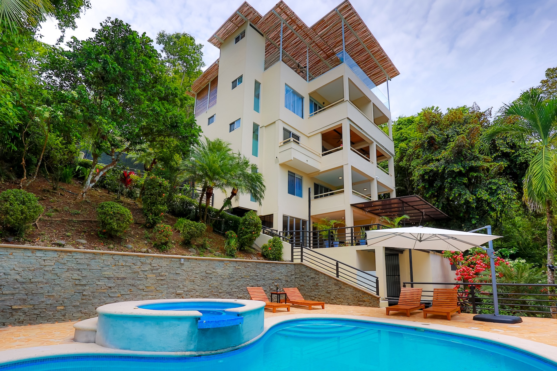 VILLA CAIMITO: EXCLUSIVE 9-BEDROOM PROPERTY WITH PACIFIC VIEWS, IN MANUEL ANTONIO