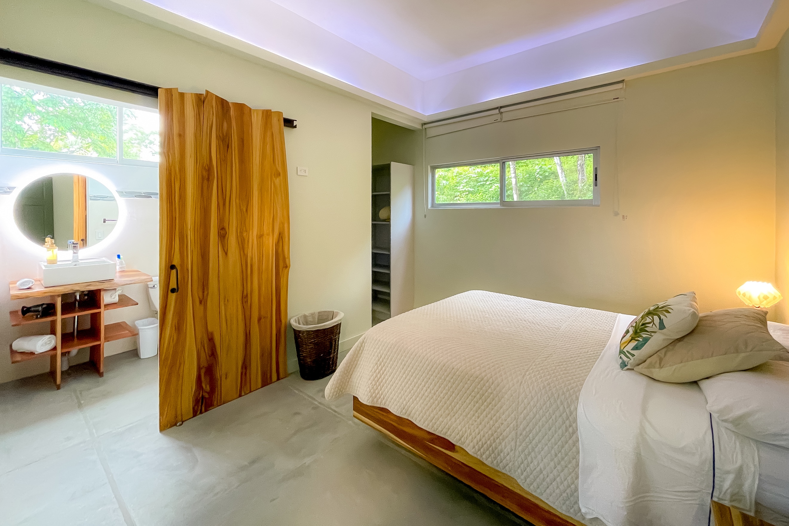 VILLA CAIMITO: EXCLUSIVE 9-BEDROOM PROPERTY WITH PACIFIC VIEWS, IN MANUEL ANTONIO
