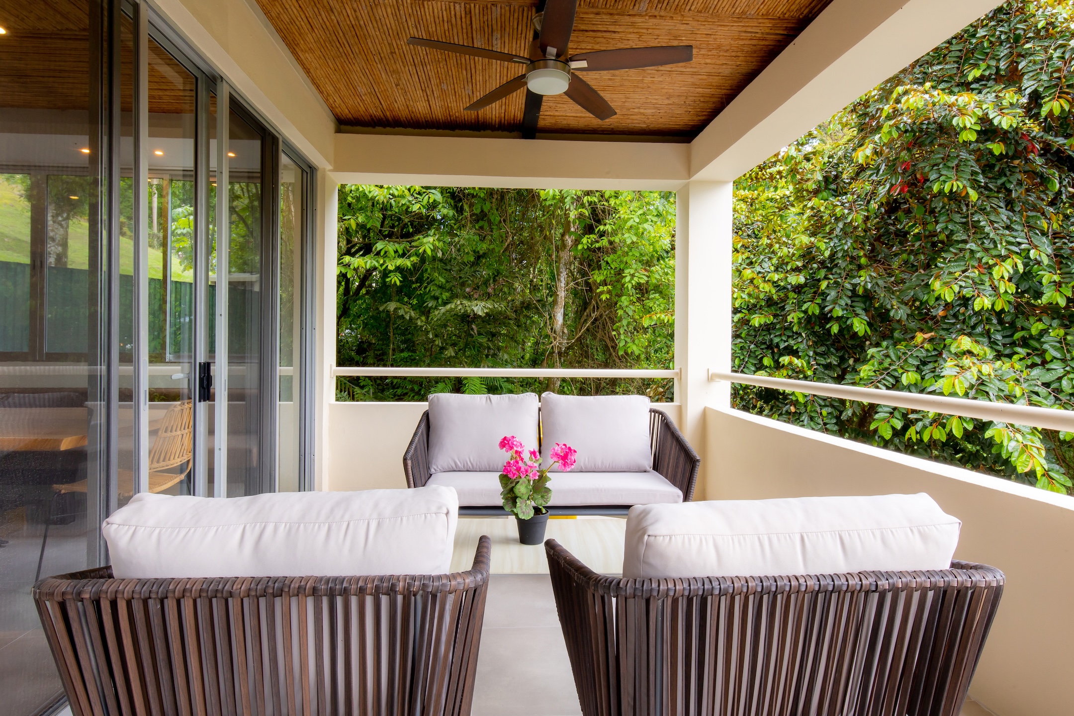 VILLA CAIMITO: EXCLUSIVE 9-BEDROOM PROPERTY WITH PACIFIC VIEWS, IN MANUEL ANTONIO