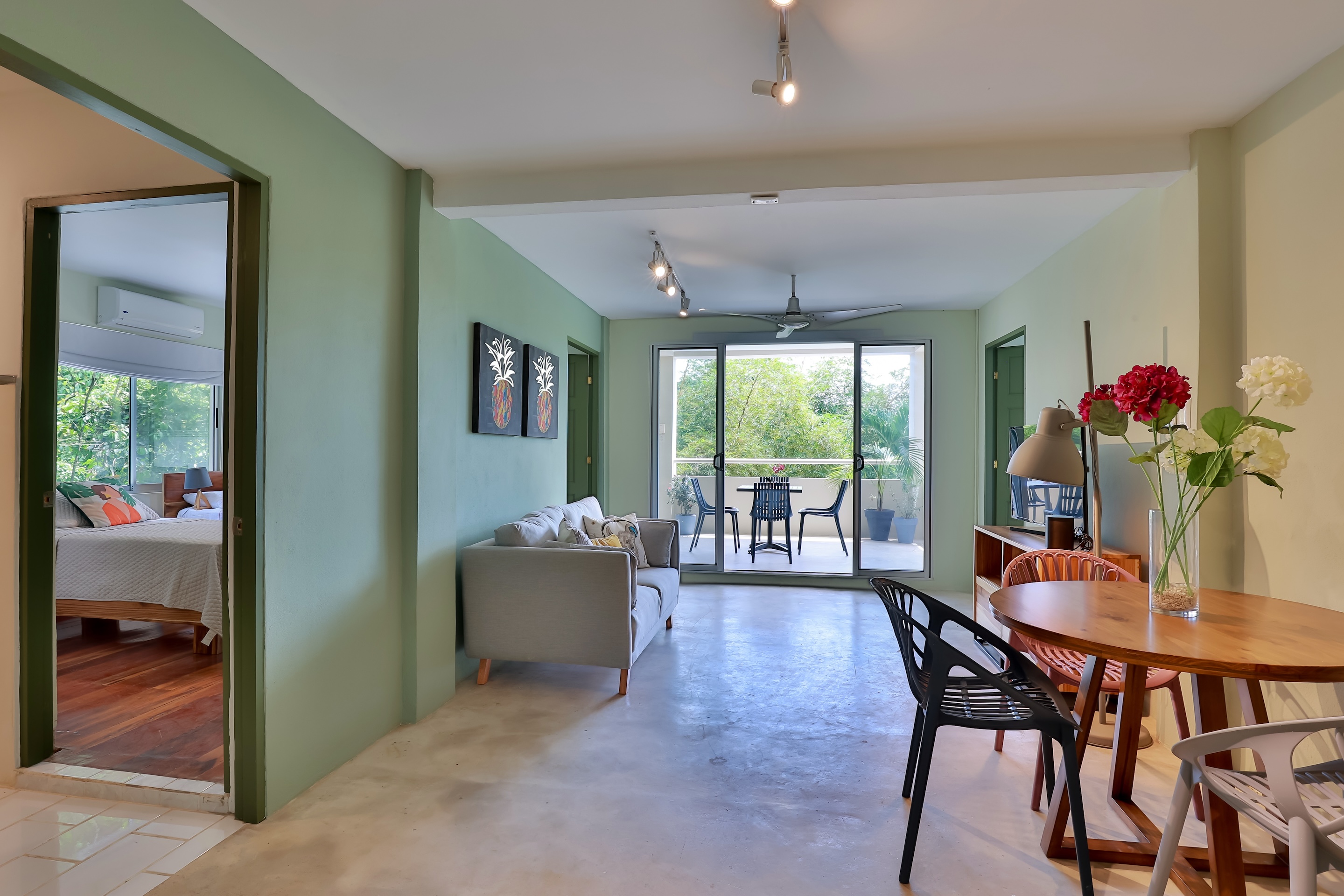 VILLA CAIMITO: EXCLUSIVE 9-BEDROOM PROPERTY WITH PACIFIC VIEWS, IN MANUEL ANTONIO