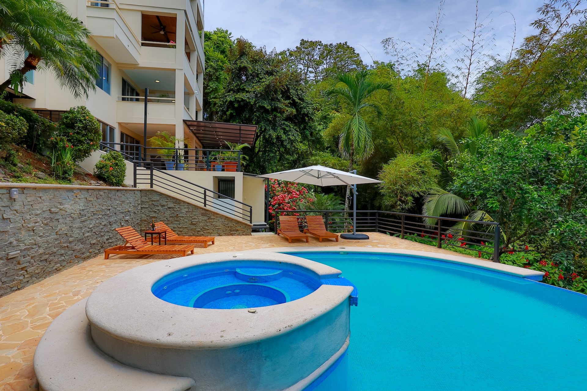 VILLA CAIMITO: EXCLUSIVE 9-BEDROOM PROPERTY WITH PACIFIC VIEWS, IN MANUEL ANTONIO