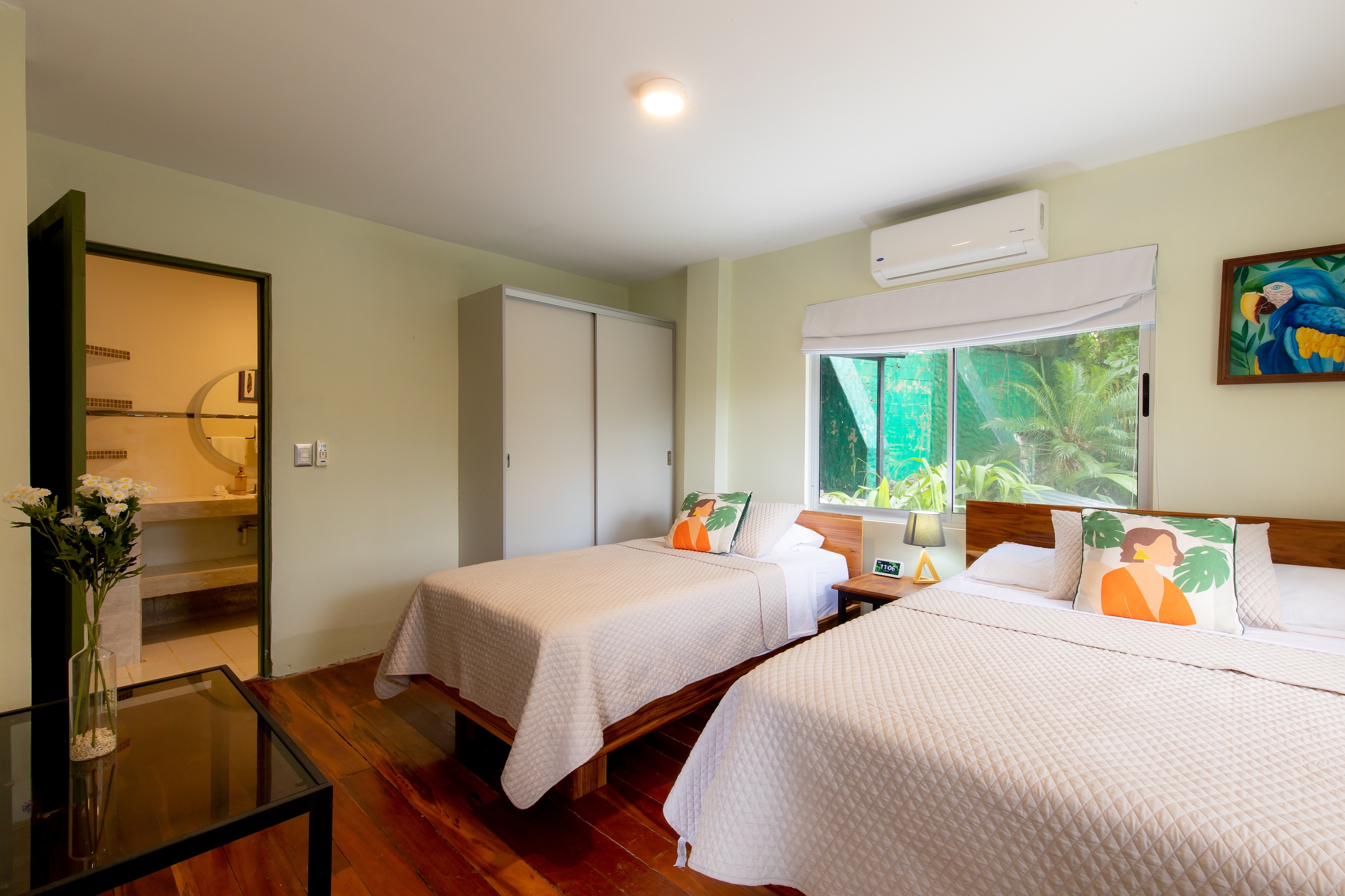 VILLA CAIMITO: EXCLUSIVE 9-BEDROOM PROPERTY WITH PACIFIC VIEWS, IN MANUEL ANTONIO