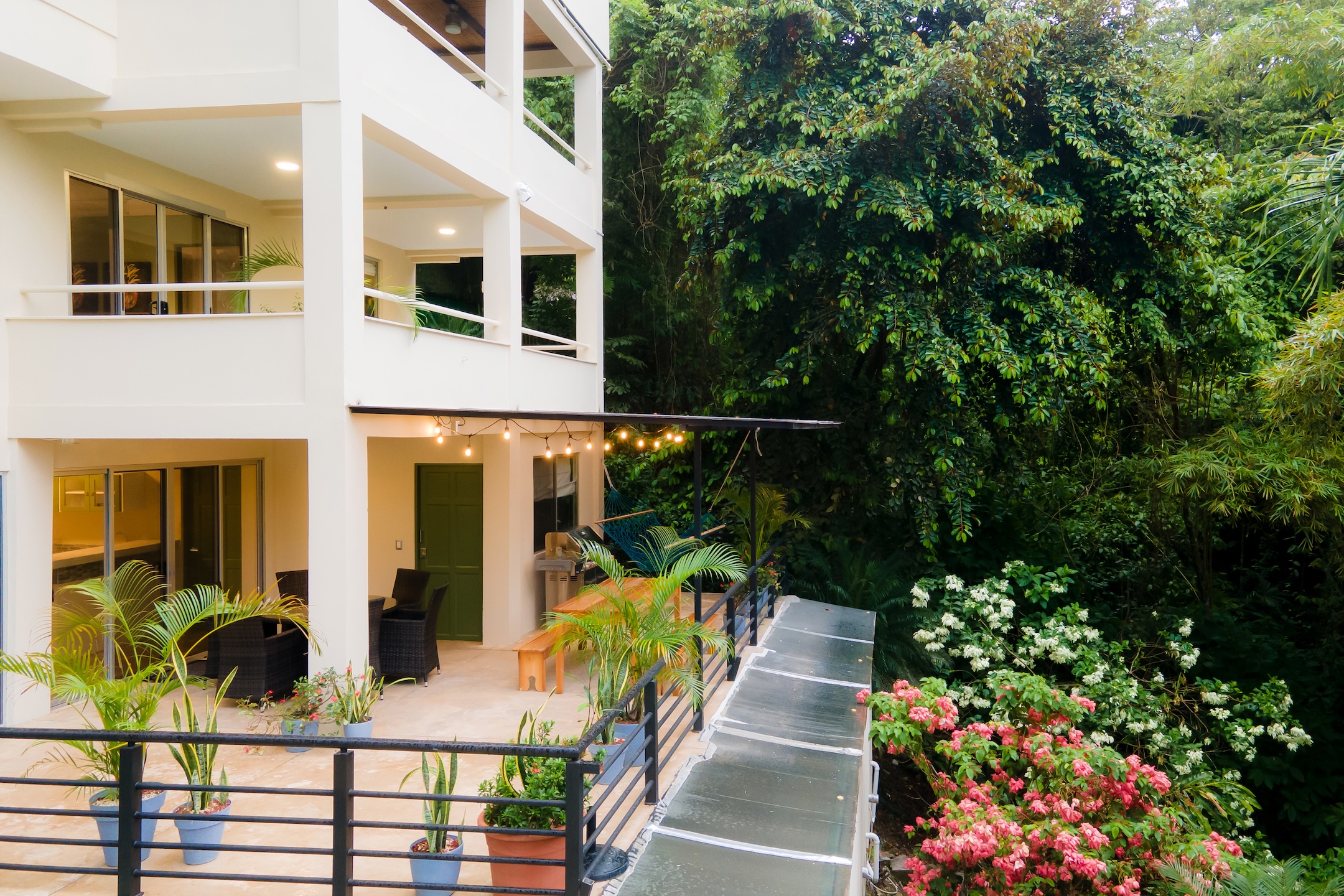 VILLA CAIMITO: EXCLUSIVE 9-BEDROOM PROPERTY WITH PACIFIC VIEWS, IN MANUEL ANTONIO