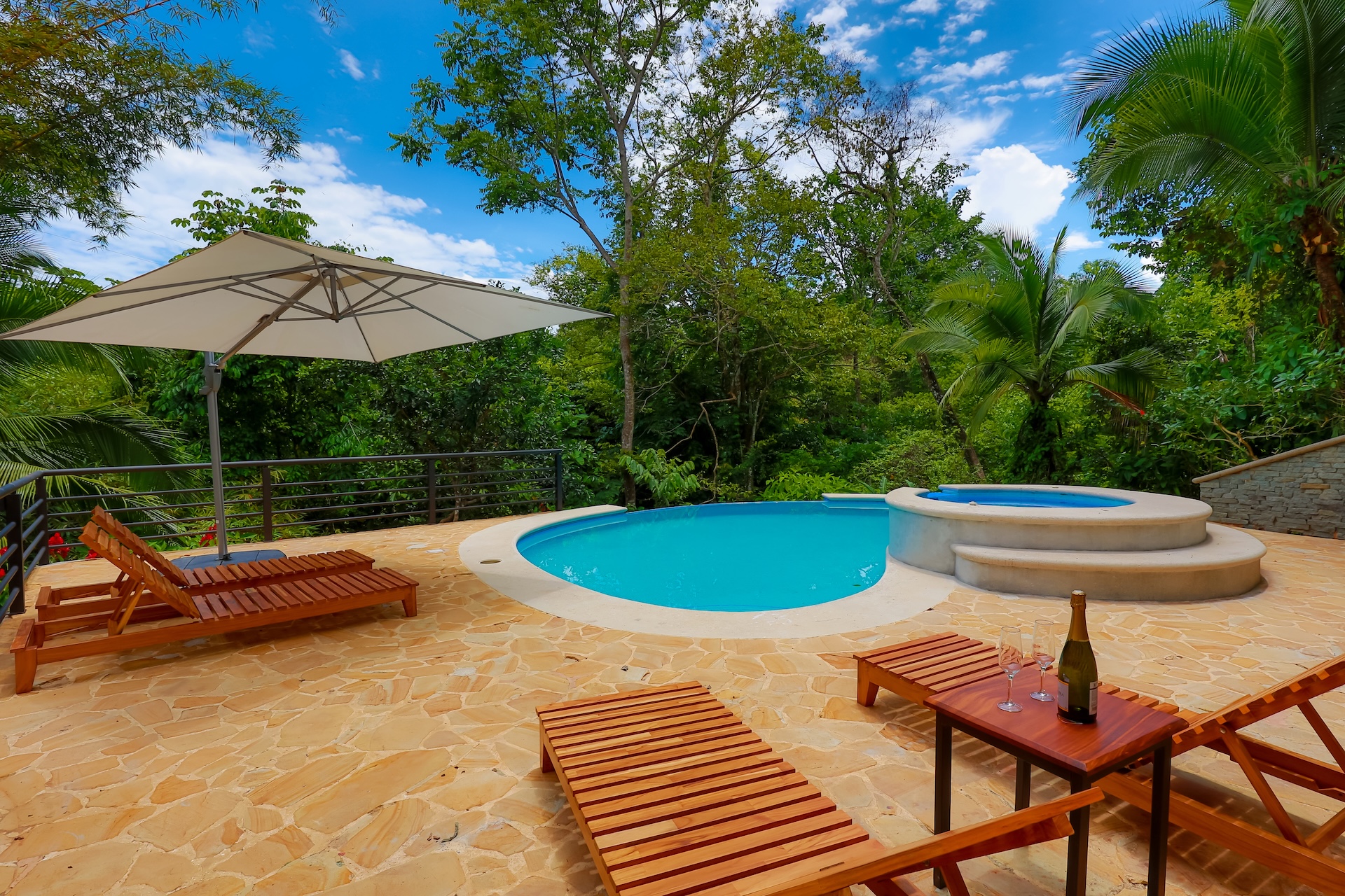 VILLA CAIMITO: EXCLUSIVE 9-BEDROOM PROPERTY WITH PACIFIC VIEWS, IN MANUEL ANTONIO