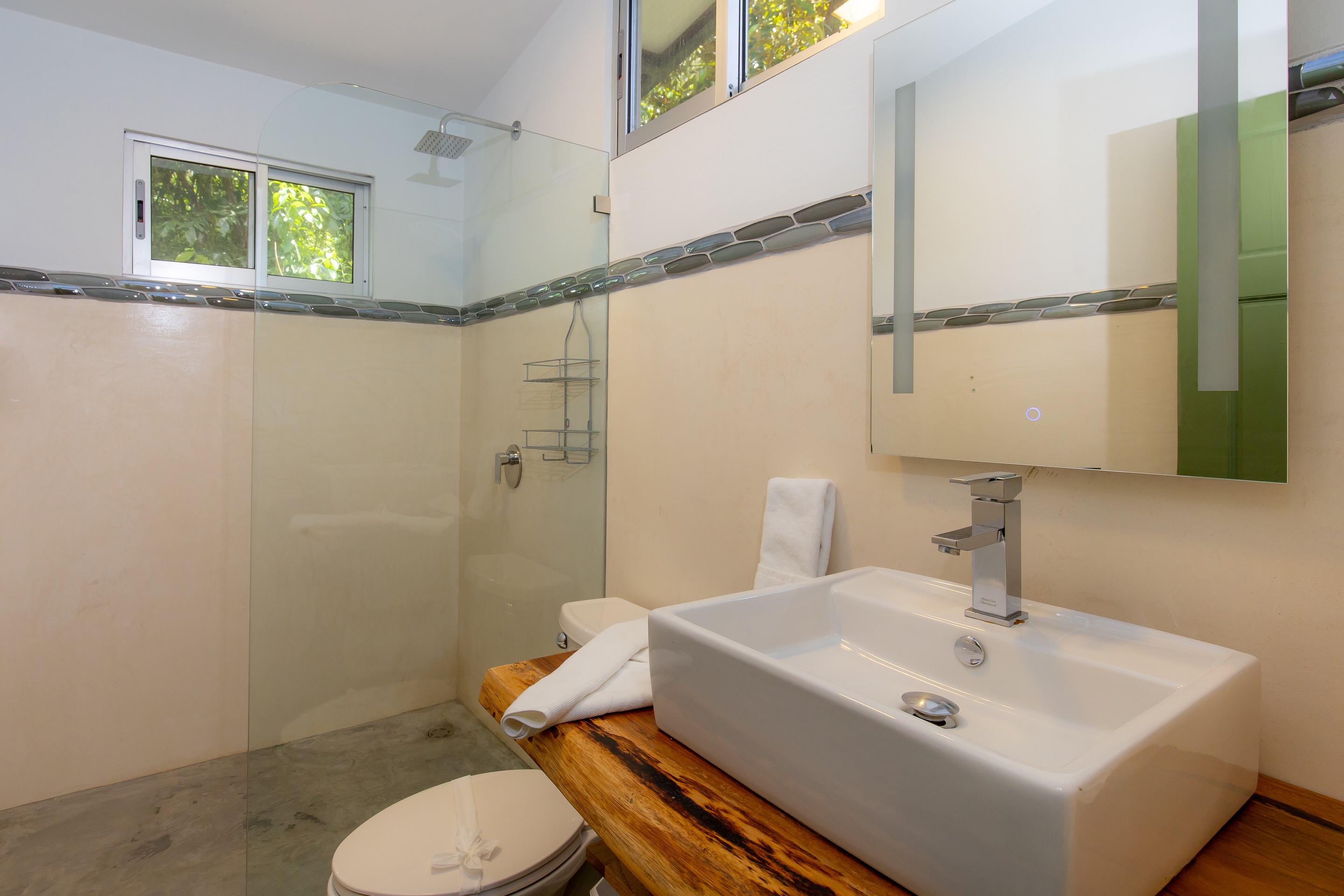 VILLA CAIMITO: EXCLUSIVE 9-BEDROOM PROPERTY WITH PACIFIC VIEWS, IN MANUEL ANTONIO