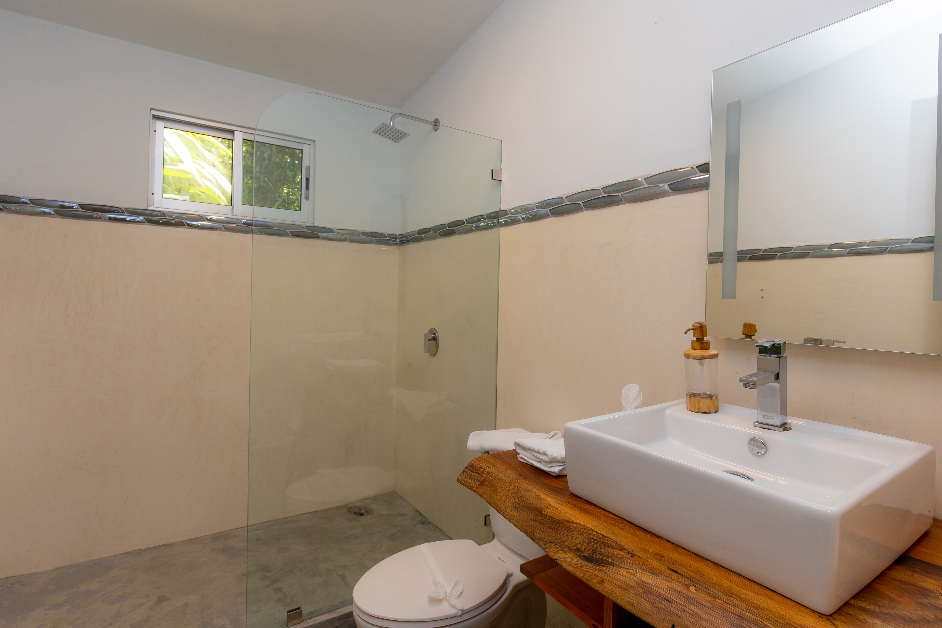 VILLA CAIMITO: EXCLUSIVE 9-BEDROOM PROPERTY WITH PACIFIC VIEWS, IN MANUEL ANTONIO