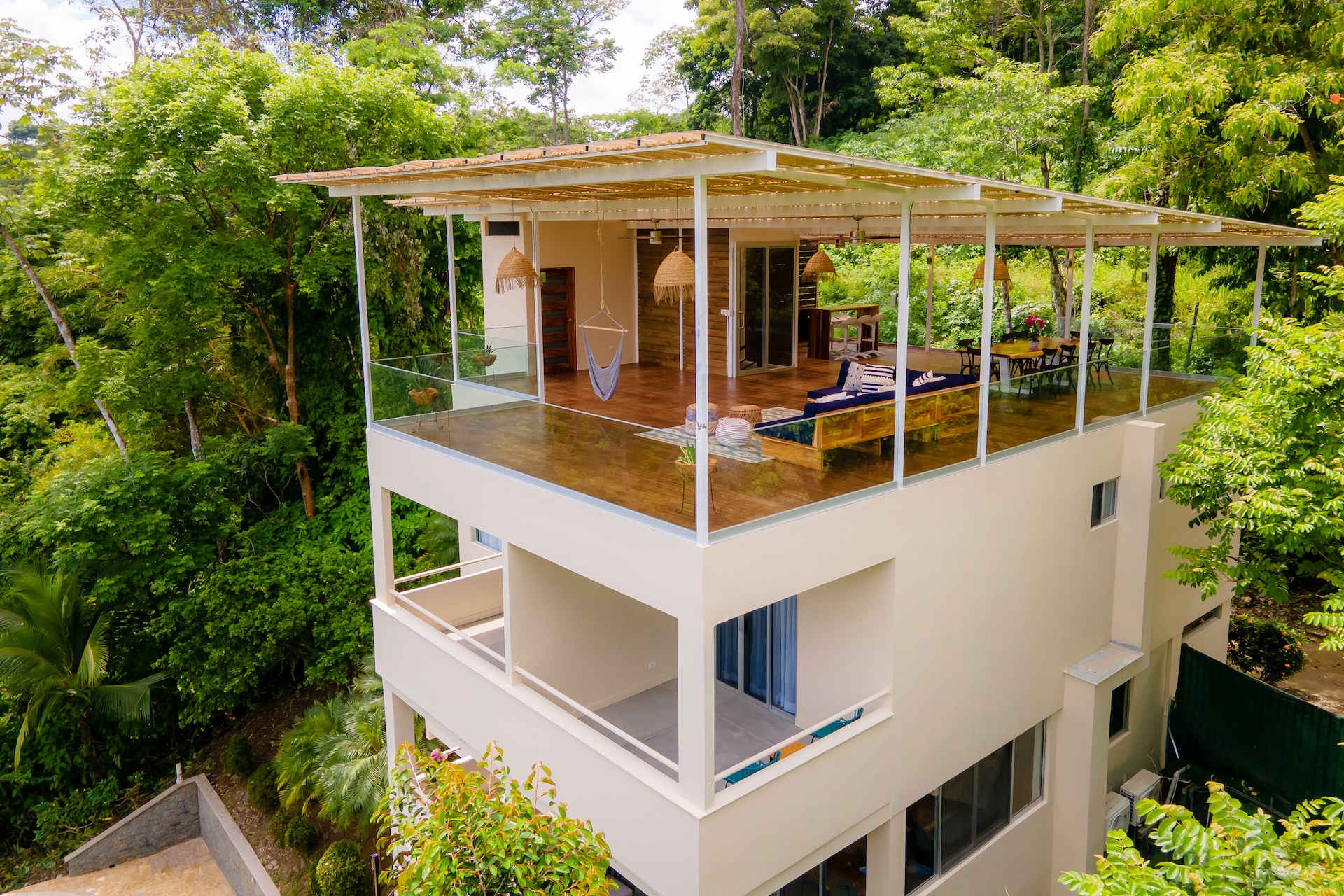 VILLA CAIMITO: EXCLUSIVE 9-BEDROOM PROPERTY WITH PACIFIC VIEWS, IN MANUEL ANTONIO
