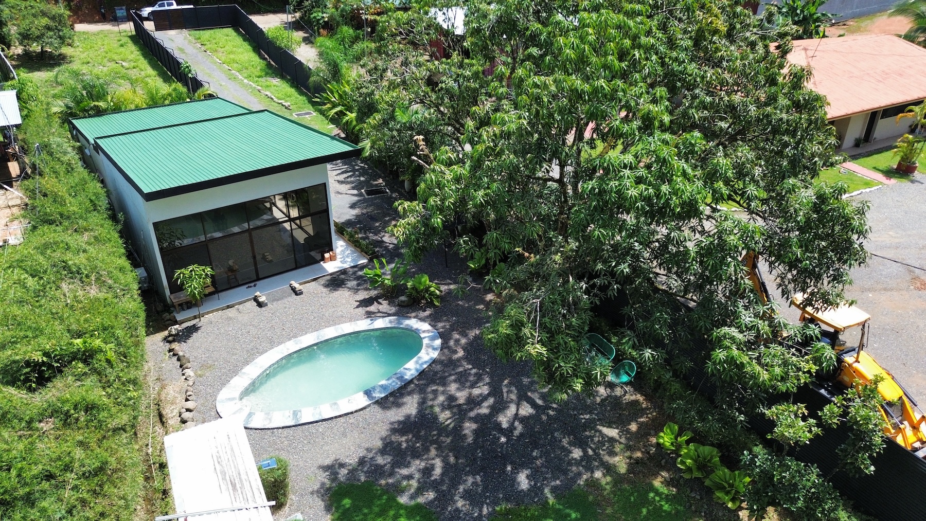 VILLA ROSAS: TROPICAL HOME WITH A POOL AND DEVELOPMENT POTENTIAL, IN UVITA