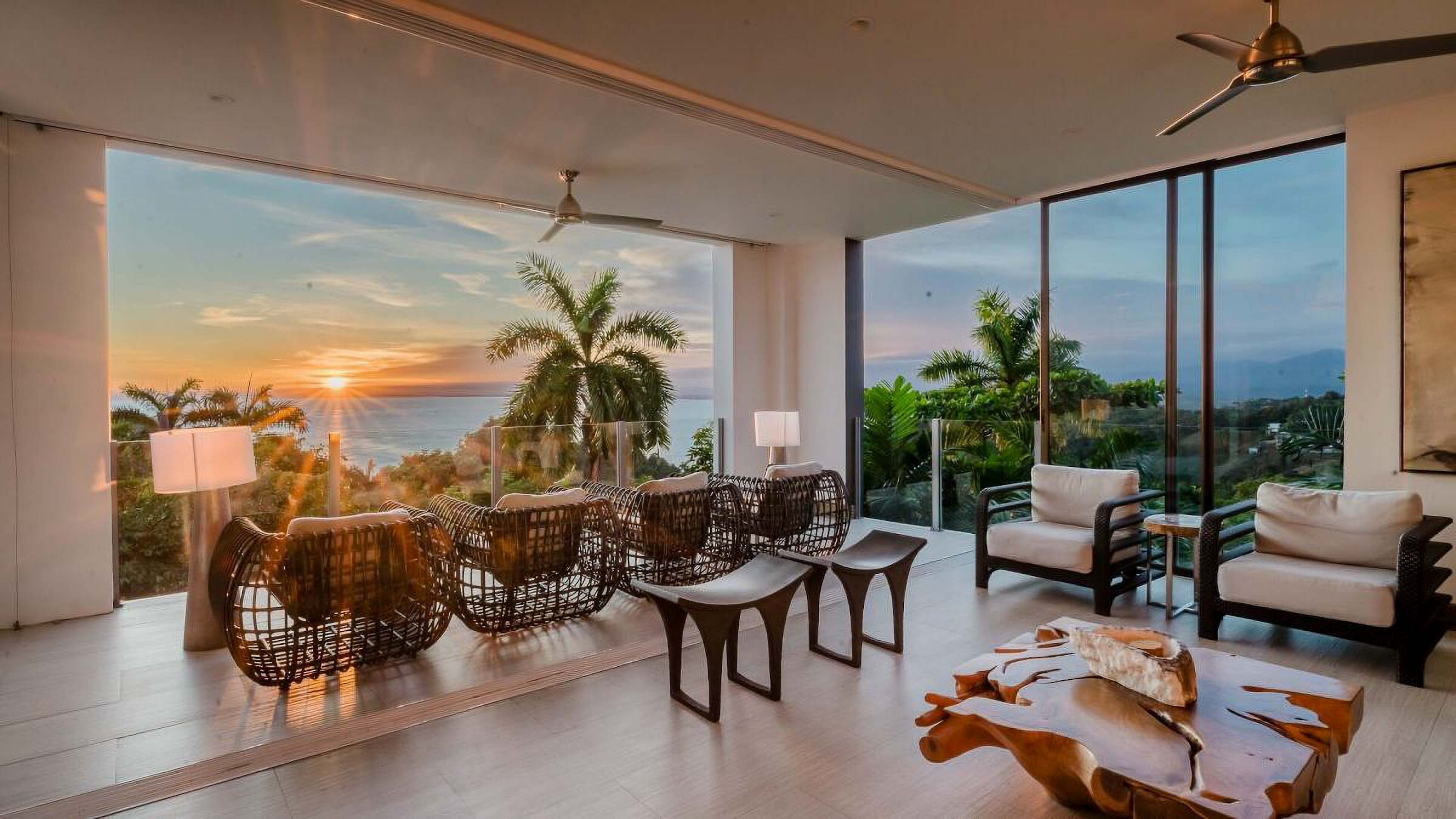 LUXURY VILLA WITH GUEST HOUSE AND HIGH RENTAL POTENTIAL, IN TULEMAR MANUEL ANTONIO