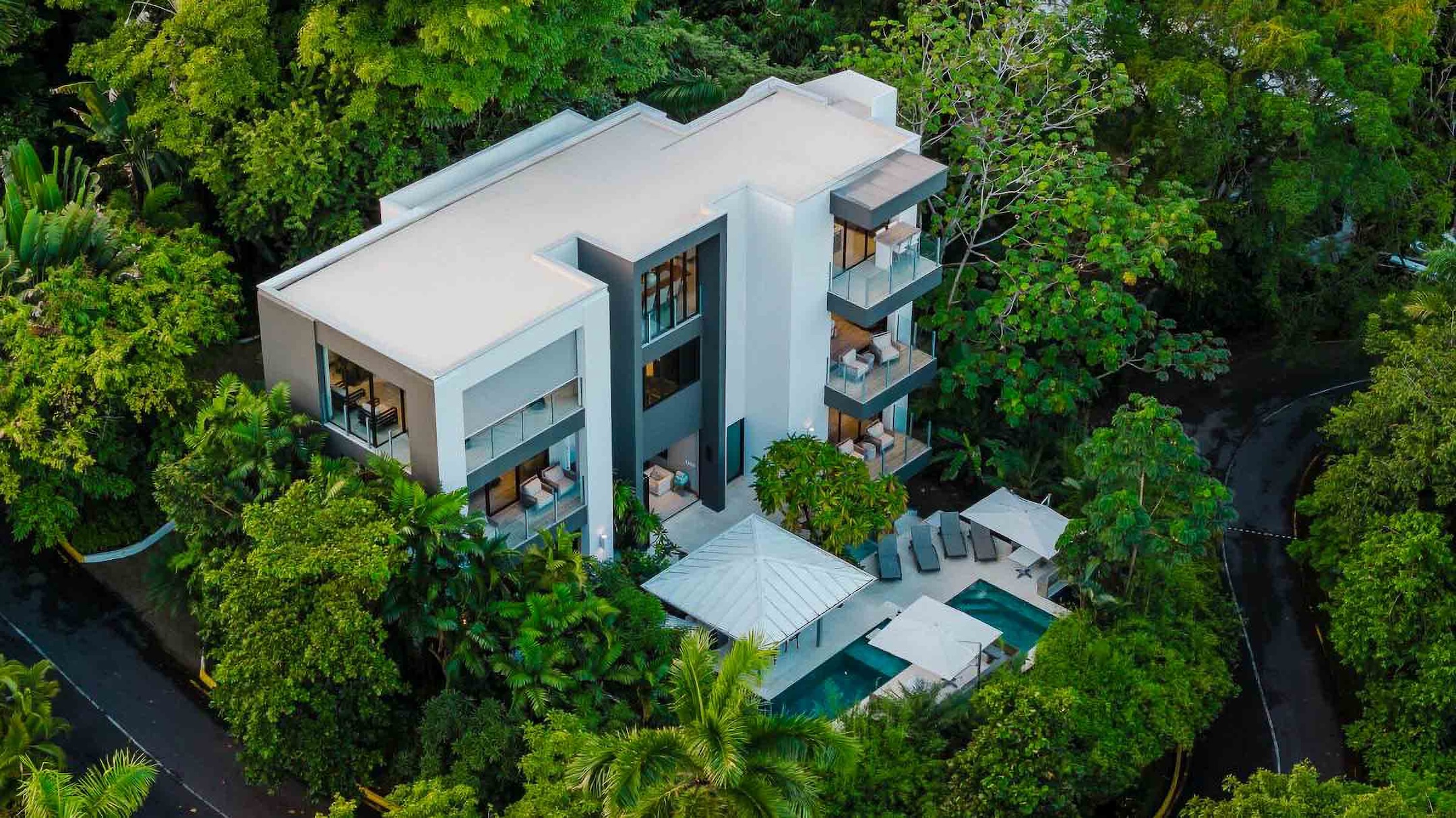 LUXURY VILLA WITH GUEST HOUSE AND HIGH RENTAL POTENTIAL, IN TULEMAR MANUEL ANTONIO