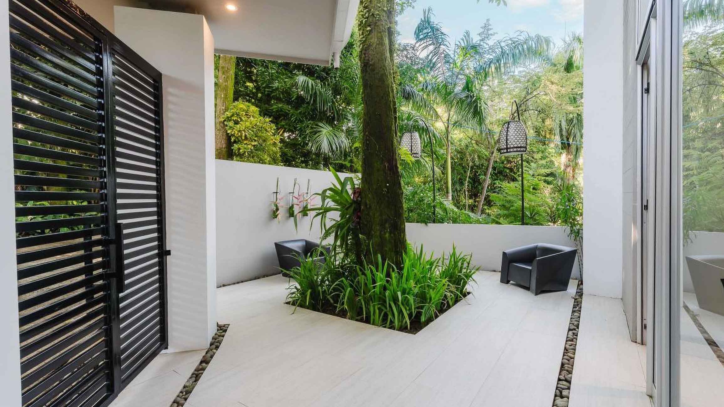 LUXURY VILLA WITH GUEST HOUSE AND HIGH RENTAL POTENTIAL, IN TULEMAR MANUEL ANTONIO