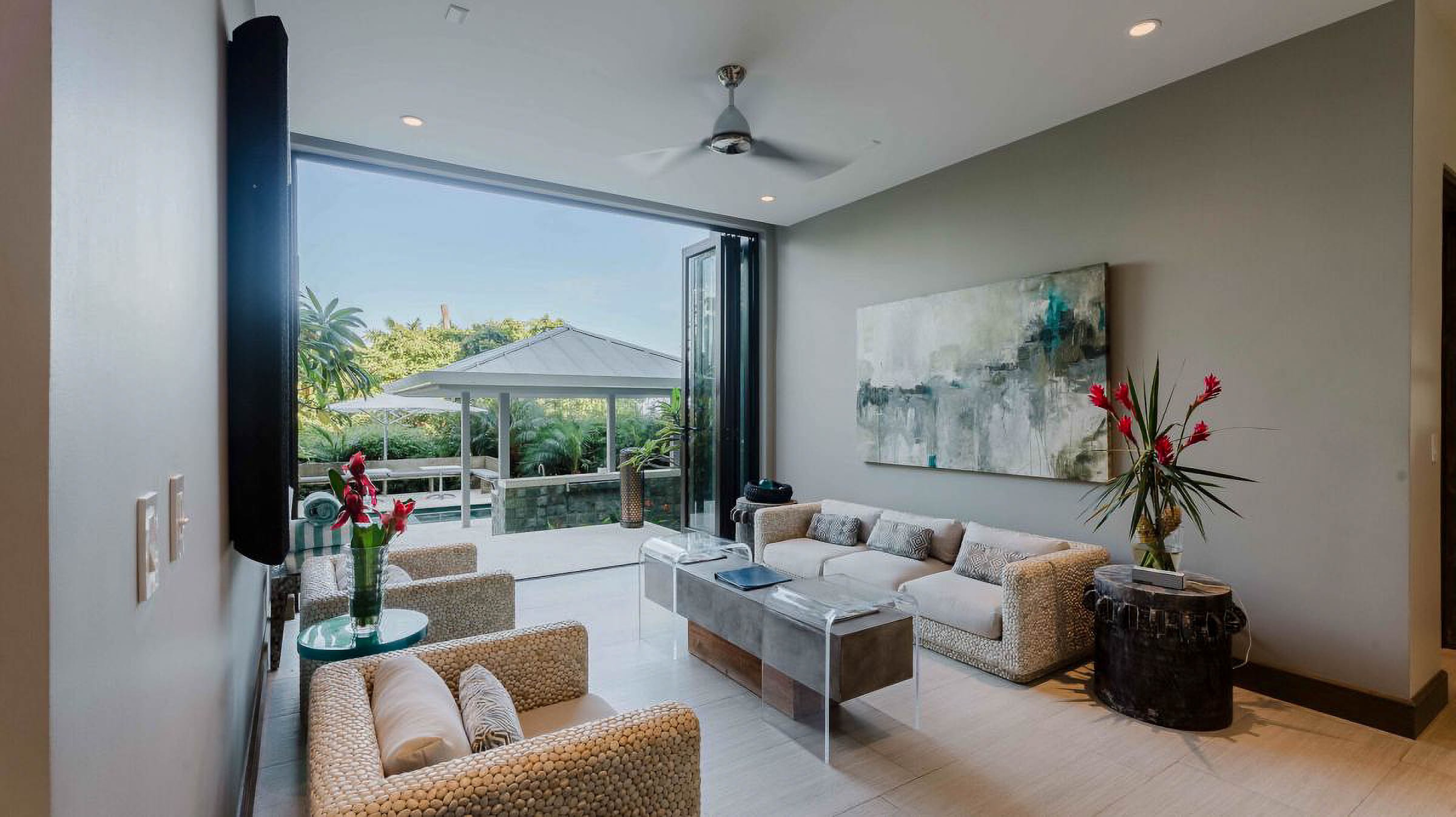 LUXURY VILLA WITH GUEST HOUSE AND HIGH RENTAL POTENTIAL, IN TULEMAR MANUEL ANTONIO