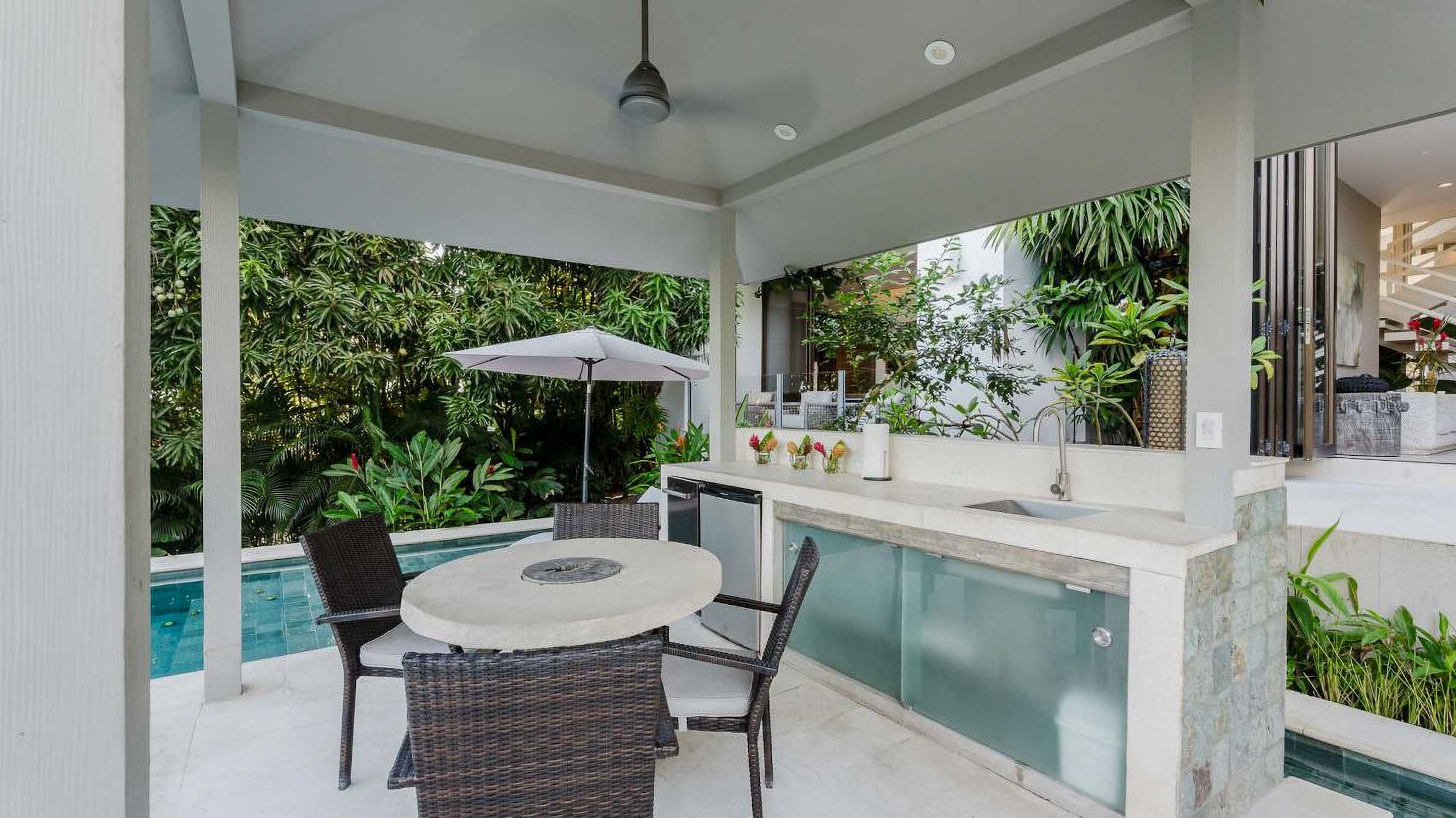 LUXURY VILLA WITH GUEST HOUSE AND HIGH RENTAL POTENTIAL, IN TULEMAR MANUEL ANTONIO