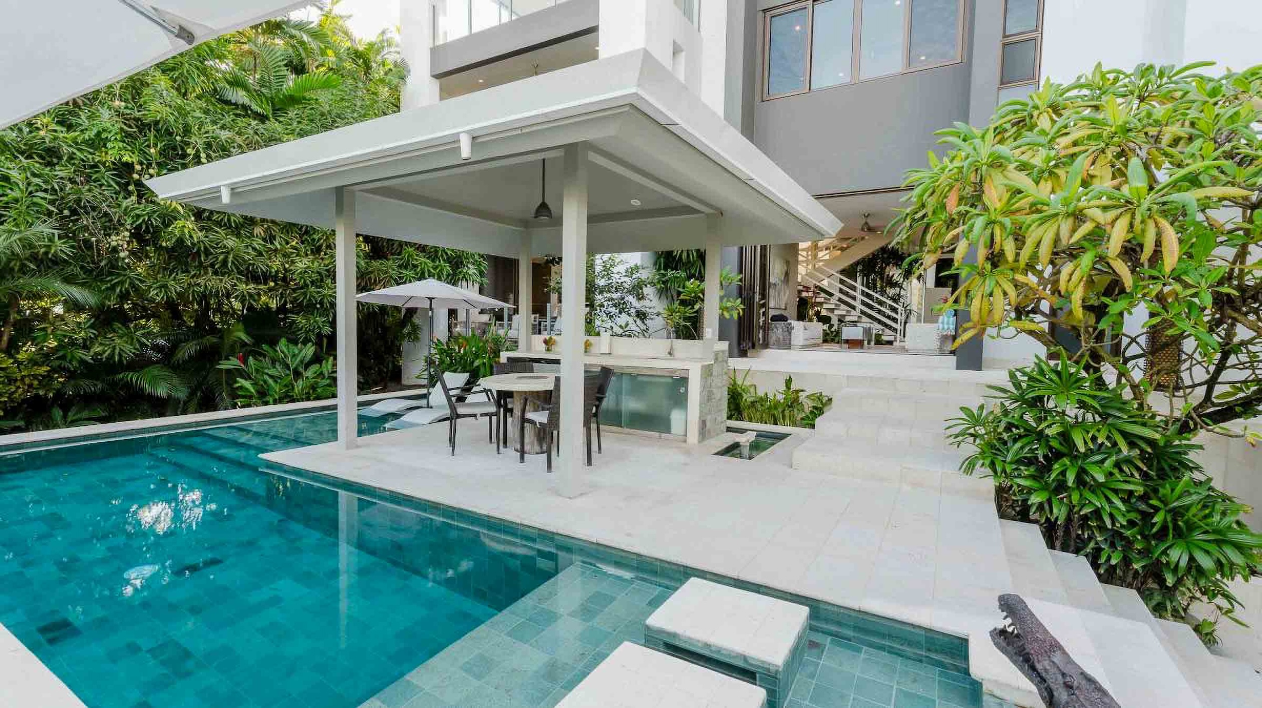LUXURY VILLA WITH GUEST HOUSE AND HIGH RENTAL POTENTIAL, IN TULEMAR MANUEL ANTONIO