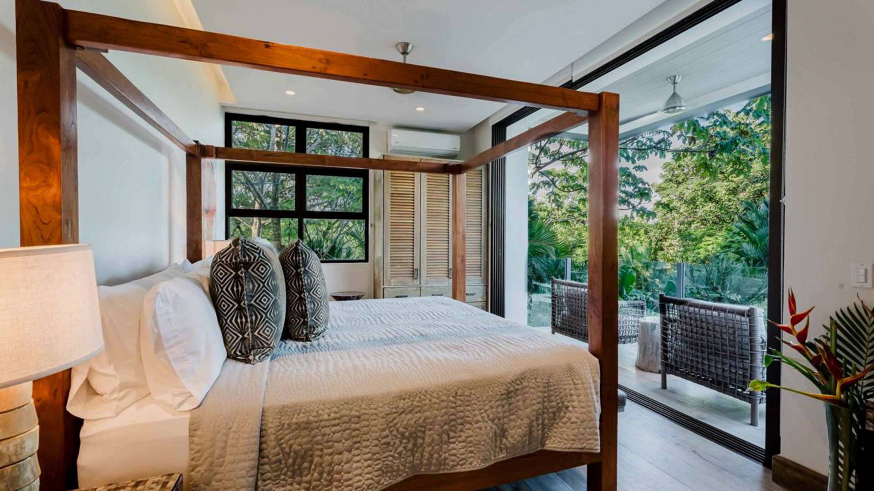 LUXURY VILLA WITH GUEST HOUSE AND HIGH RENTAL POTENTIAL, IN TULEMAR MANUEL ANTONIO