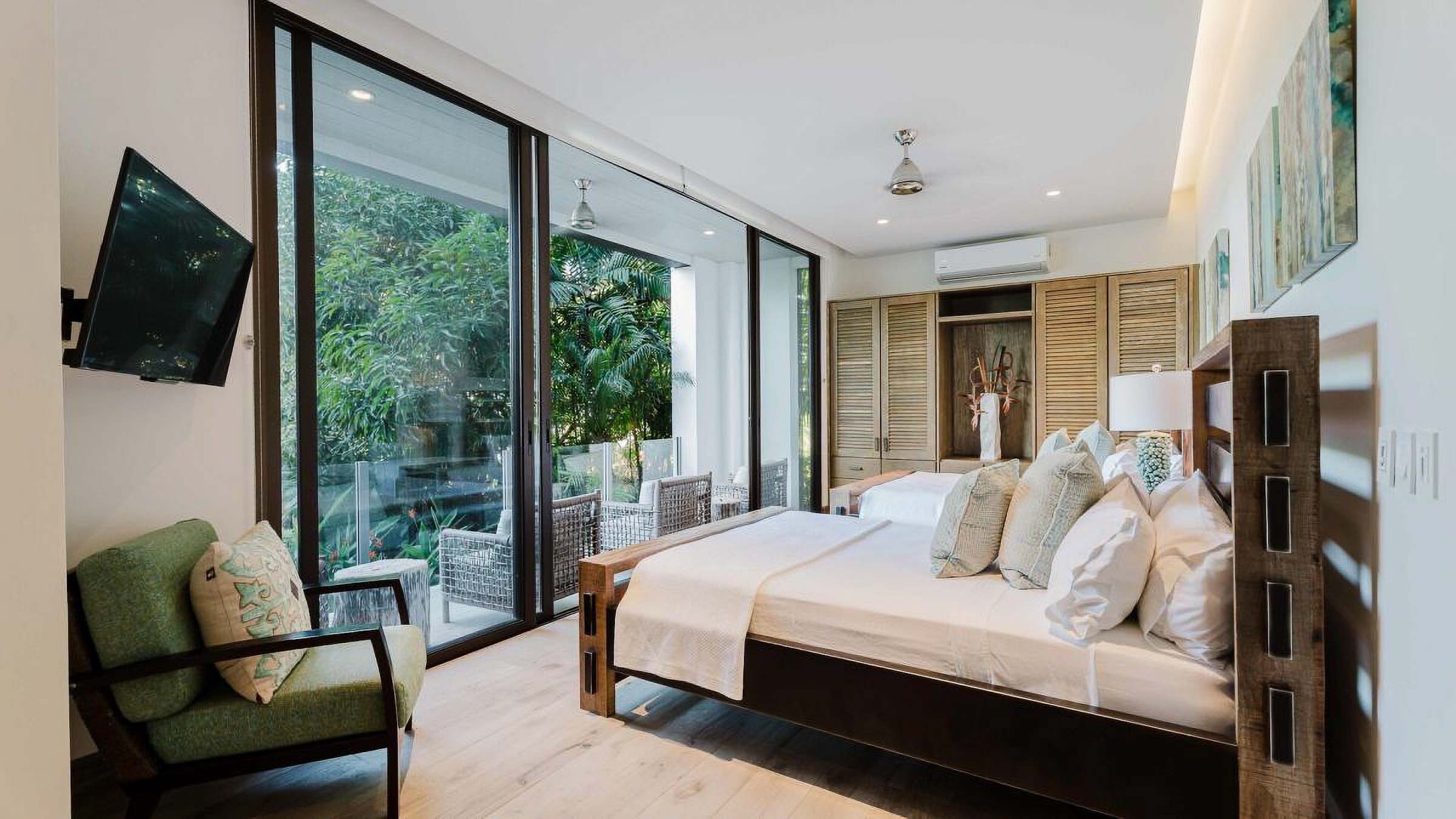 LUXURY VILLA WITH GUEST HOUSE AND HIGH RENTAL POTENTIAL, IN TULEMAR MANUEL ANTONIO