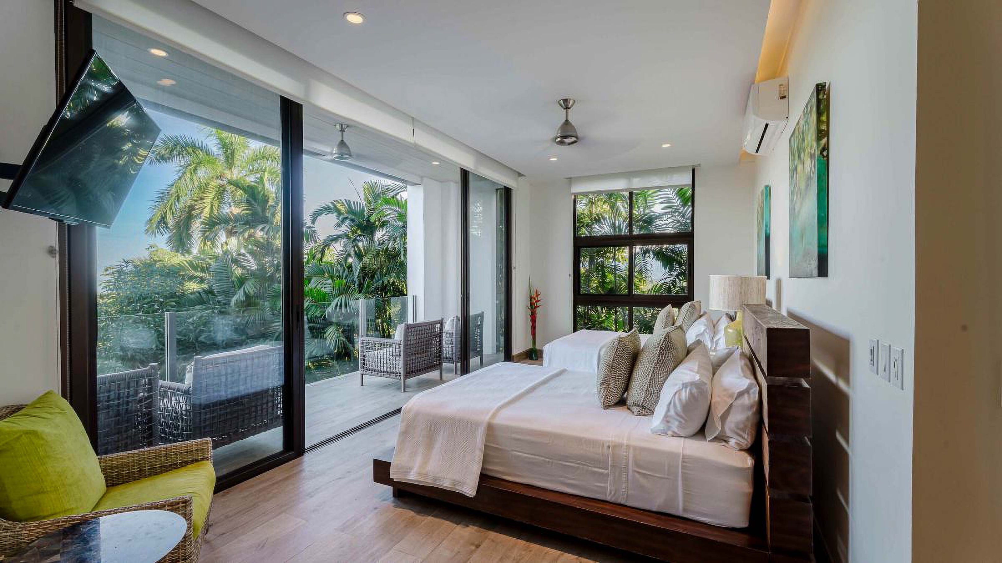 LUXURY VILLA WITH GUEST HOUSE AND HIGH RENTAL POTENTIAL, IN TULEMAR MANUEL ANTONIO