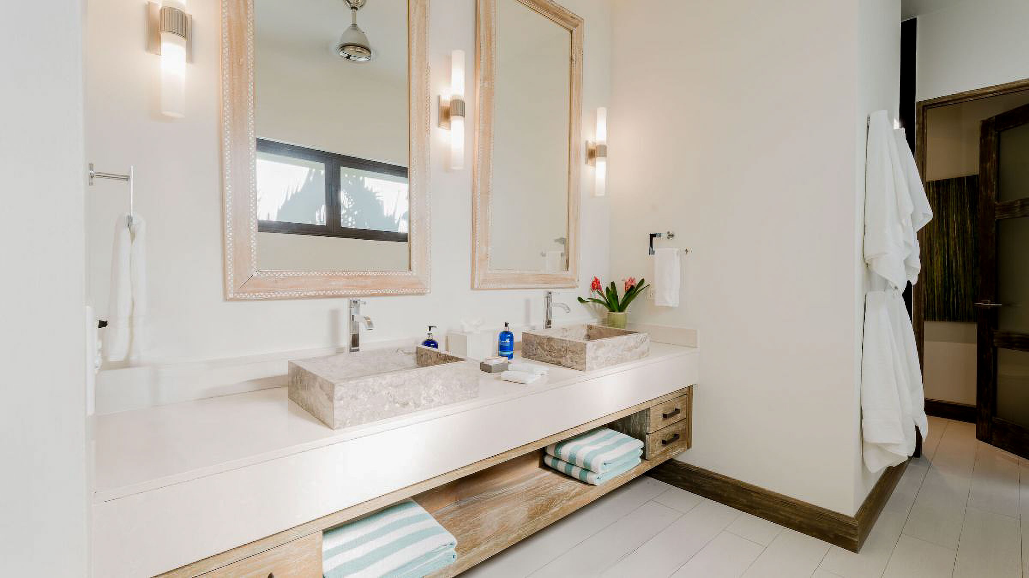 LUXURY VILLA WITH GUEST HOUSE AND HIGH RENTAL POTENTIAL, IN TULEMAR MANUEL ANTONIO