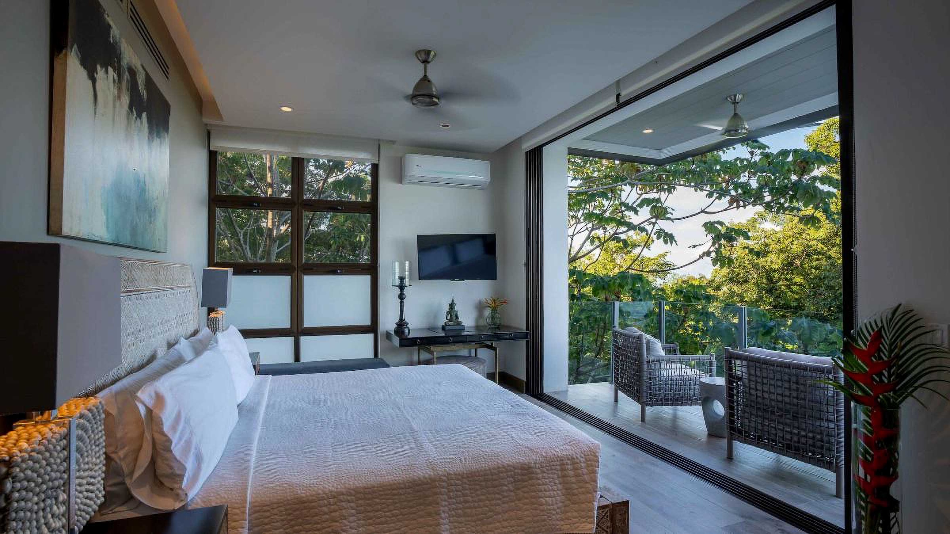 LUXURY VILLA WITH GUEST HOUSE AND HIGH RENTAL POTENTIAL, IN TULEMAR MANUEL ANTONIO