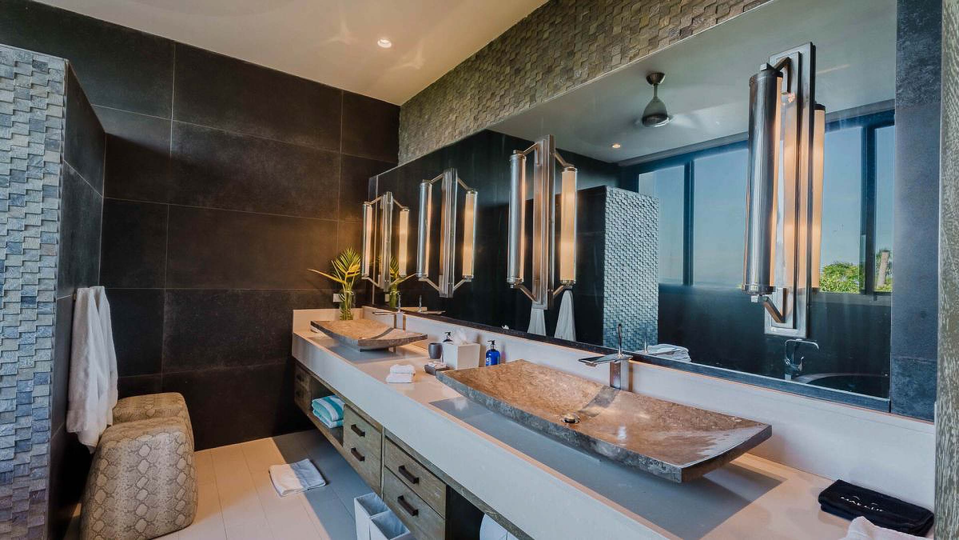 LUXURY VILLA WITH GUEST HOUSE AND HIGH RENTAL POTENTIAL, IN TULEMAR MANUEL ANTONIO
