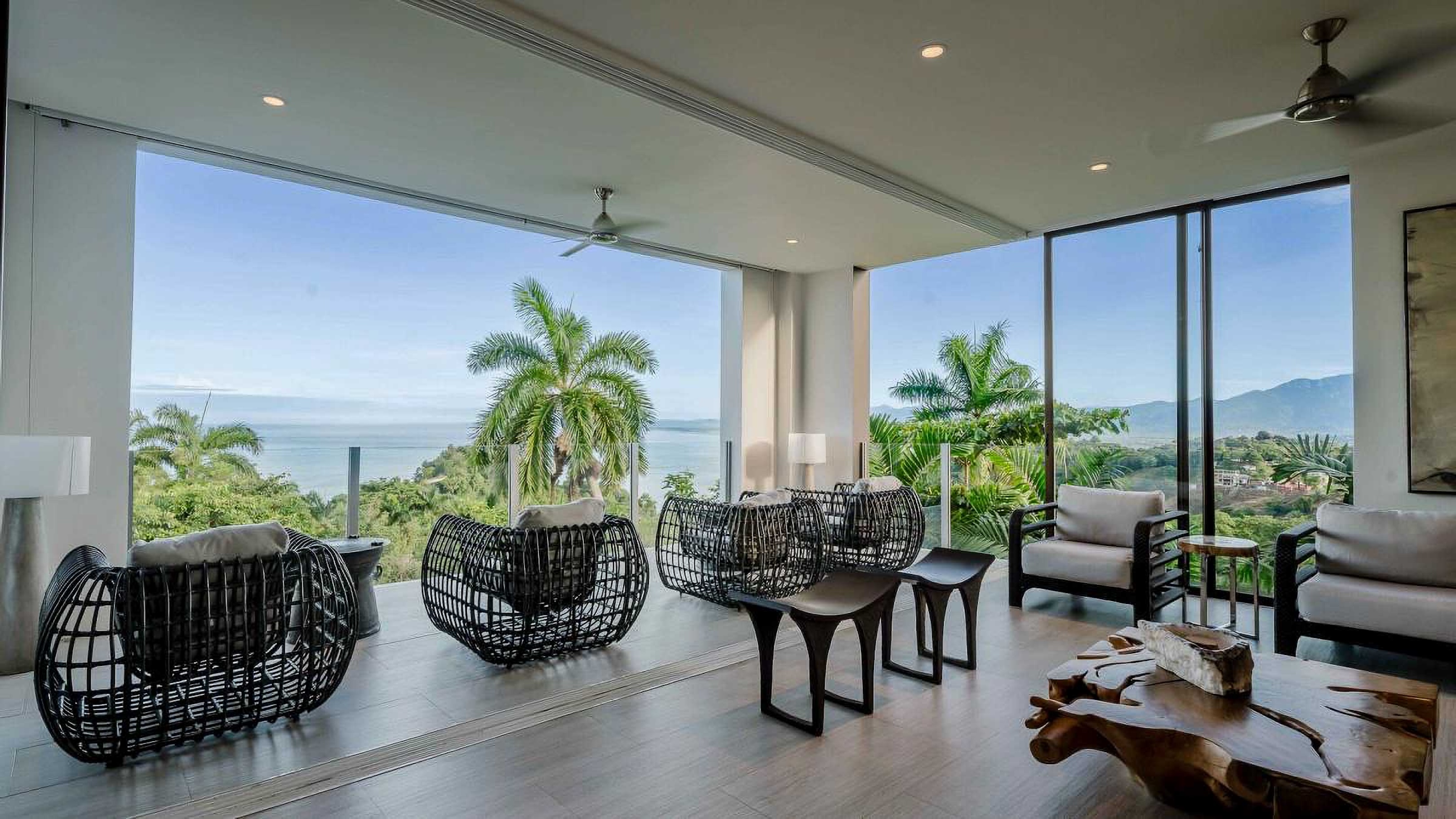 LUXURY VILLA WITH GUEST HOUSE AND HIGH RENTAL POTENTIAL, IN TULEMAR MANUEL ANTONIO
