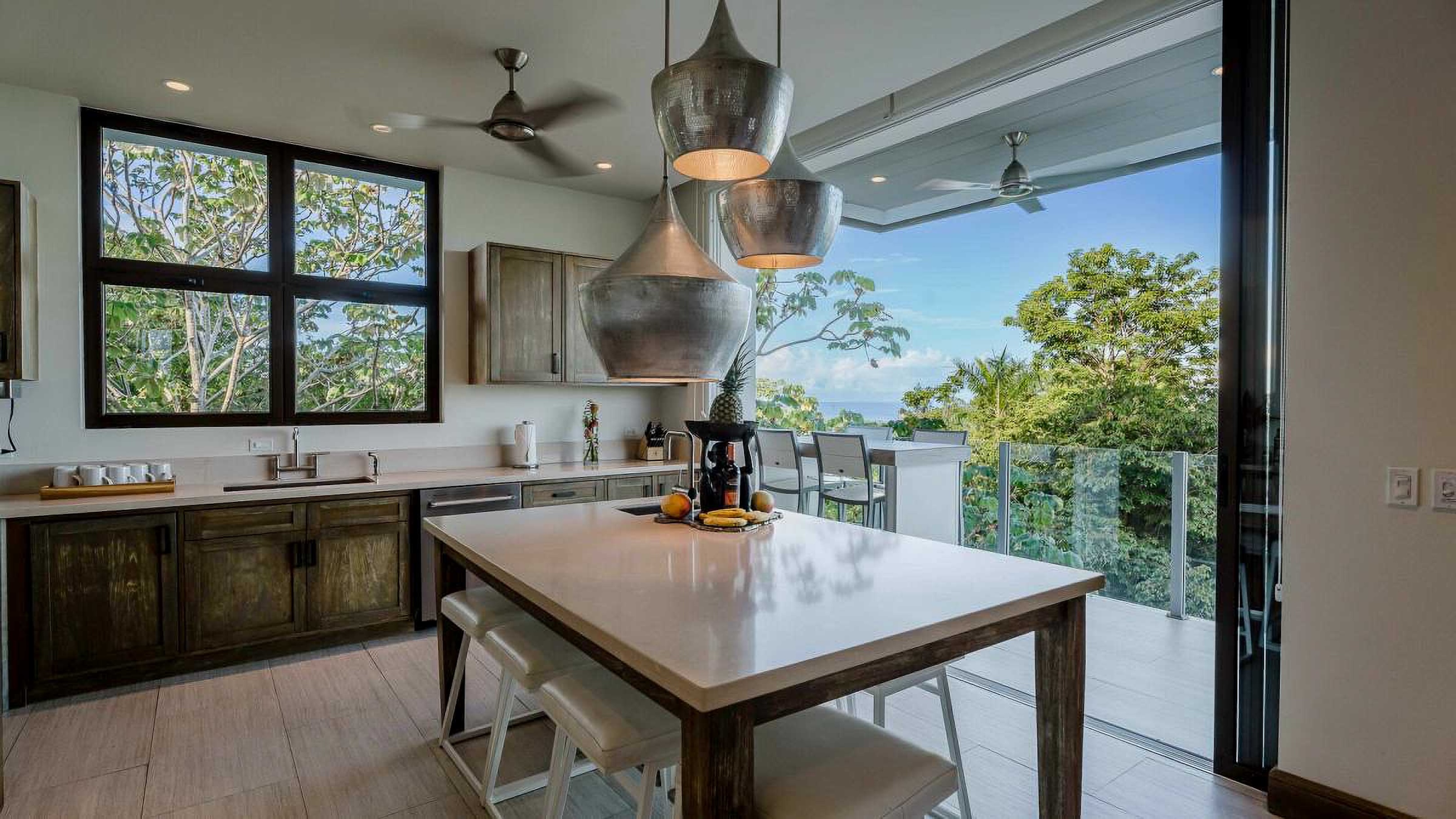 LUXURY VILLA WITH GUEST HOUSE AND HIGH RENTAL POTENTIAL, IN TULEMAR MANUEL ANTONIO