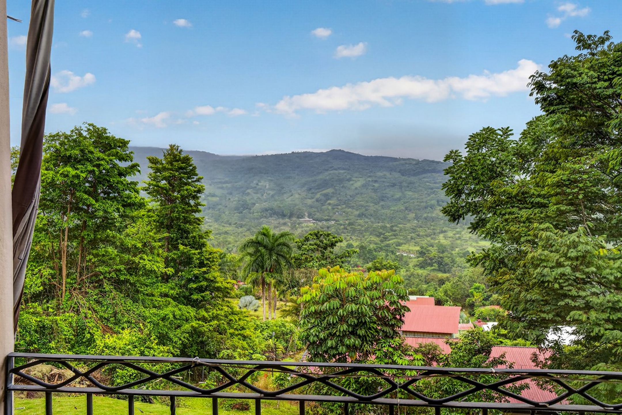 5-BEDROOM RESIDENCE SURROUNDED BY NATURE, IN RIVAS PEREZ ZELEDON