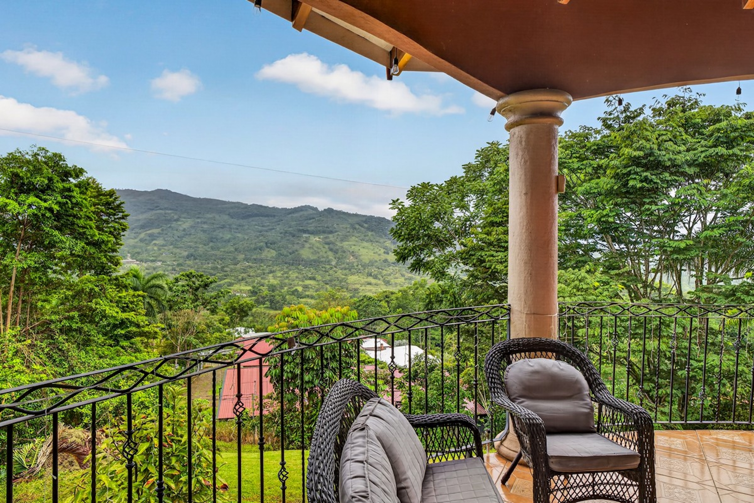 5-BEDROOM RESIDENCE SURROUNDED BY NATURE, IN RIVAS PEREZ ZELEDON