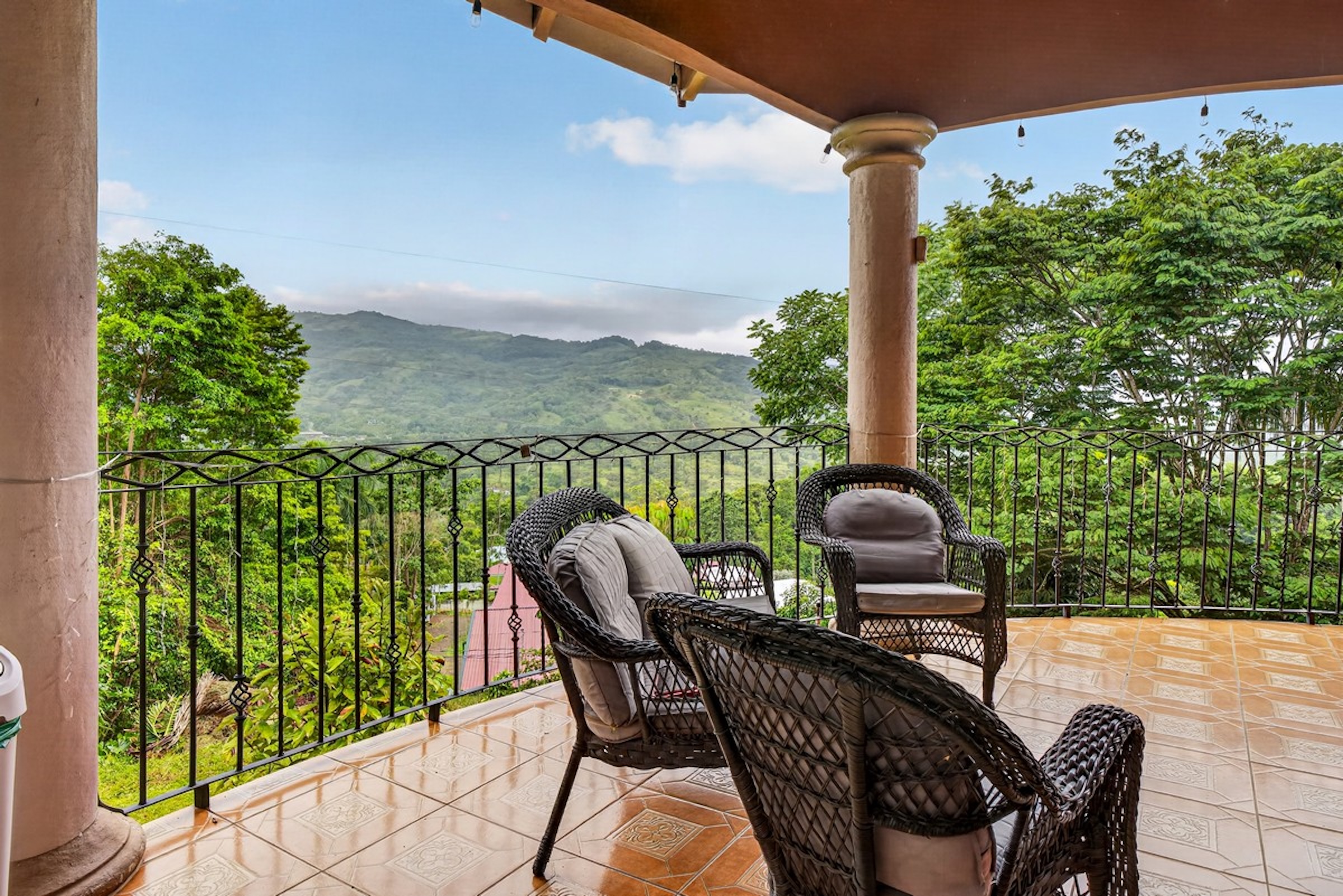 5-BEDROOM RESIDENCE SURROUNDED BY NATURE, IN RIVAS PEREZ ZELEDON