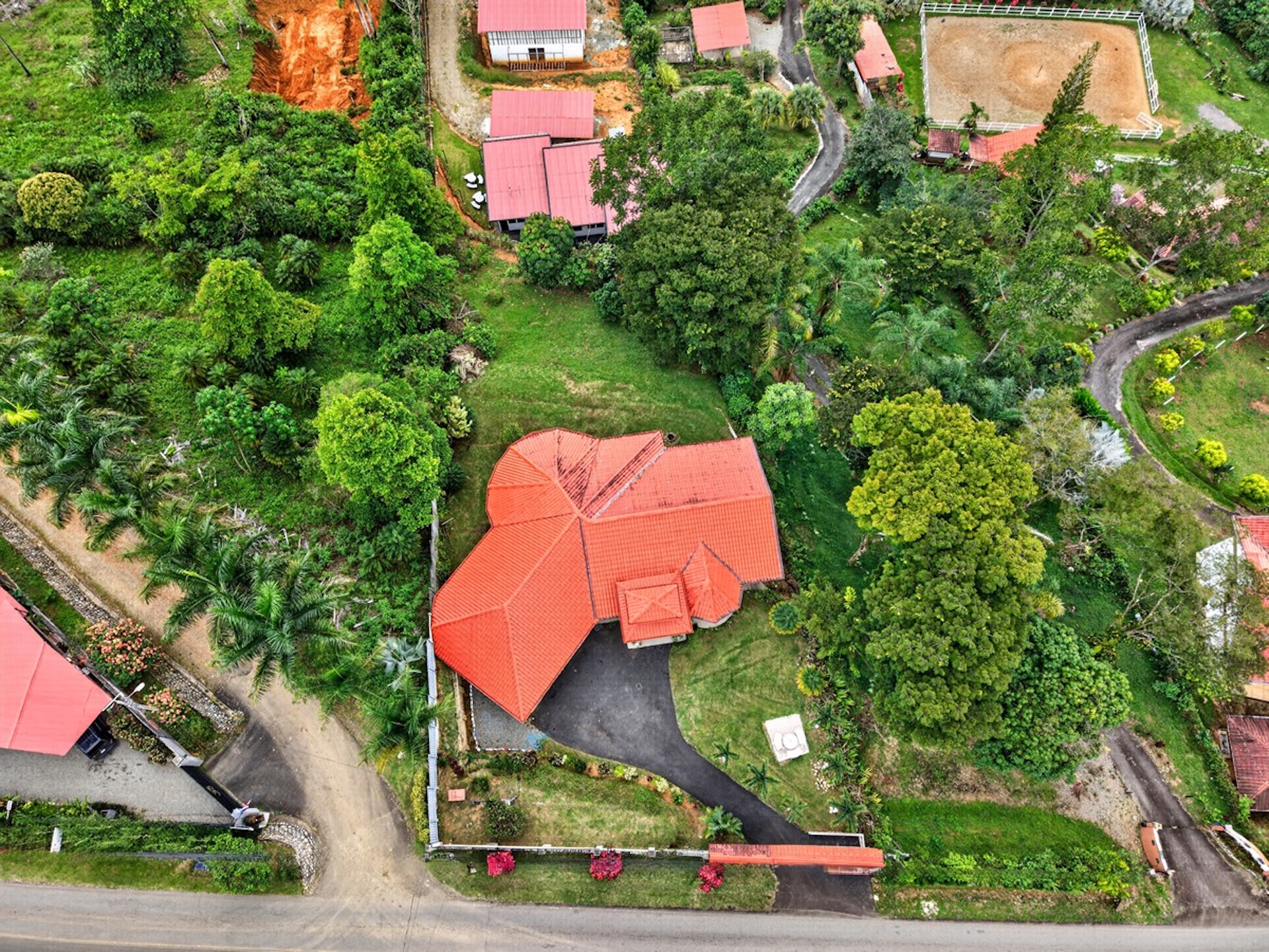 5-BEDROOM RESIDENCE SURROUNDED BY NATURE, IN RIVAS PEREZ ZELEDON