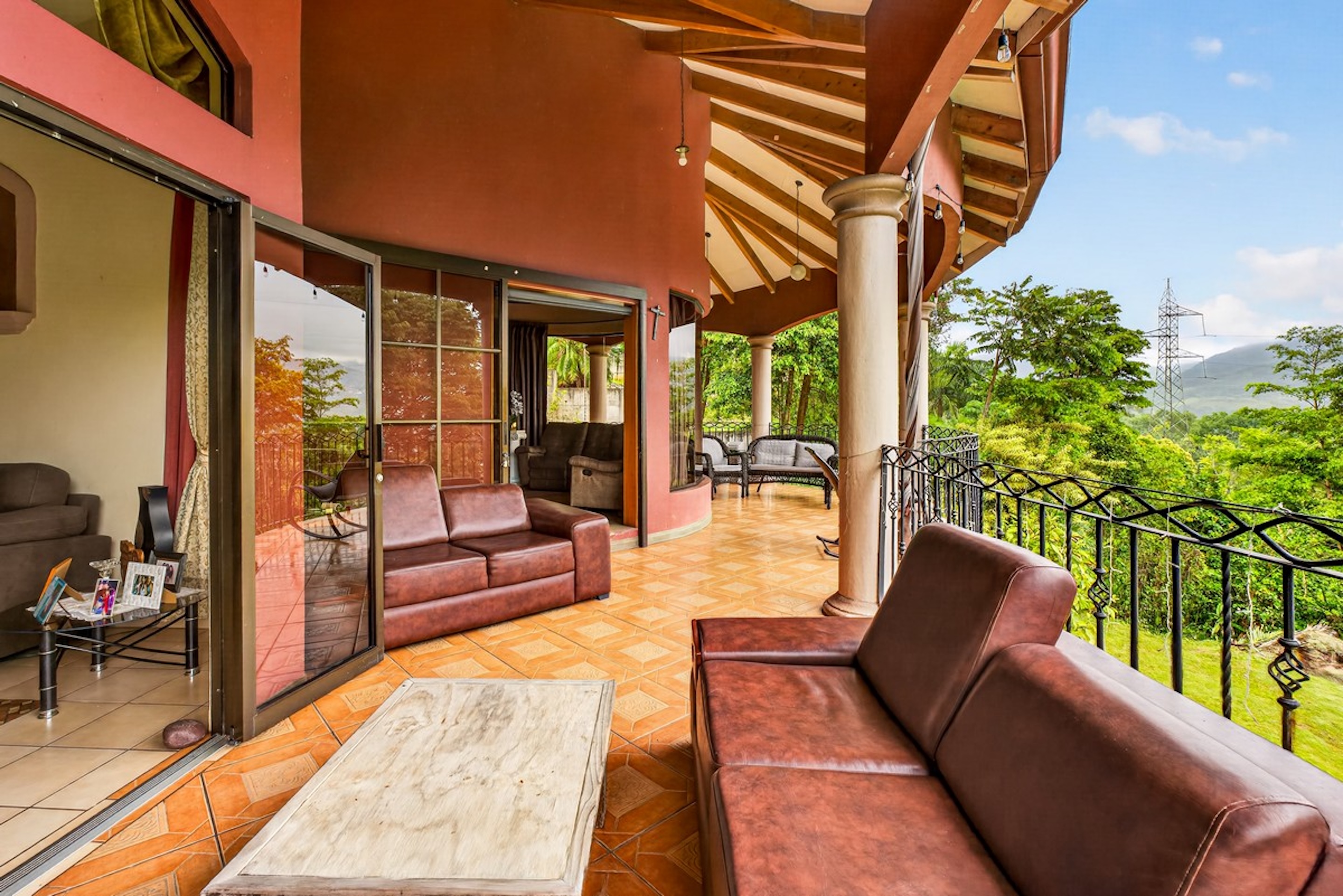 5-BEDROOM RESIDENCE SURROUNDED BY NATURE, IN RIVAS PEREZ ZELEDON